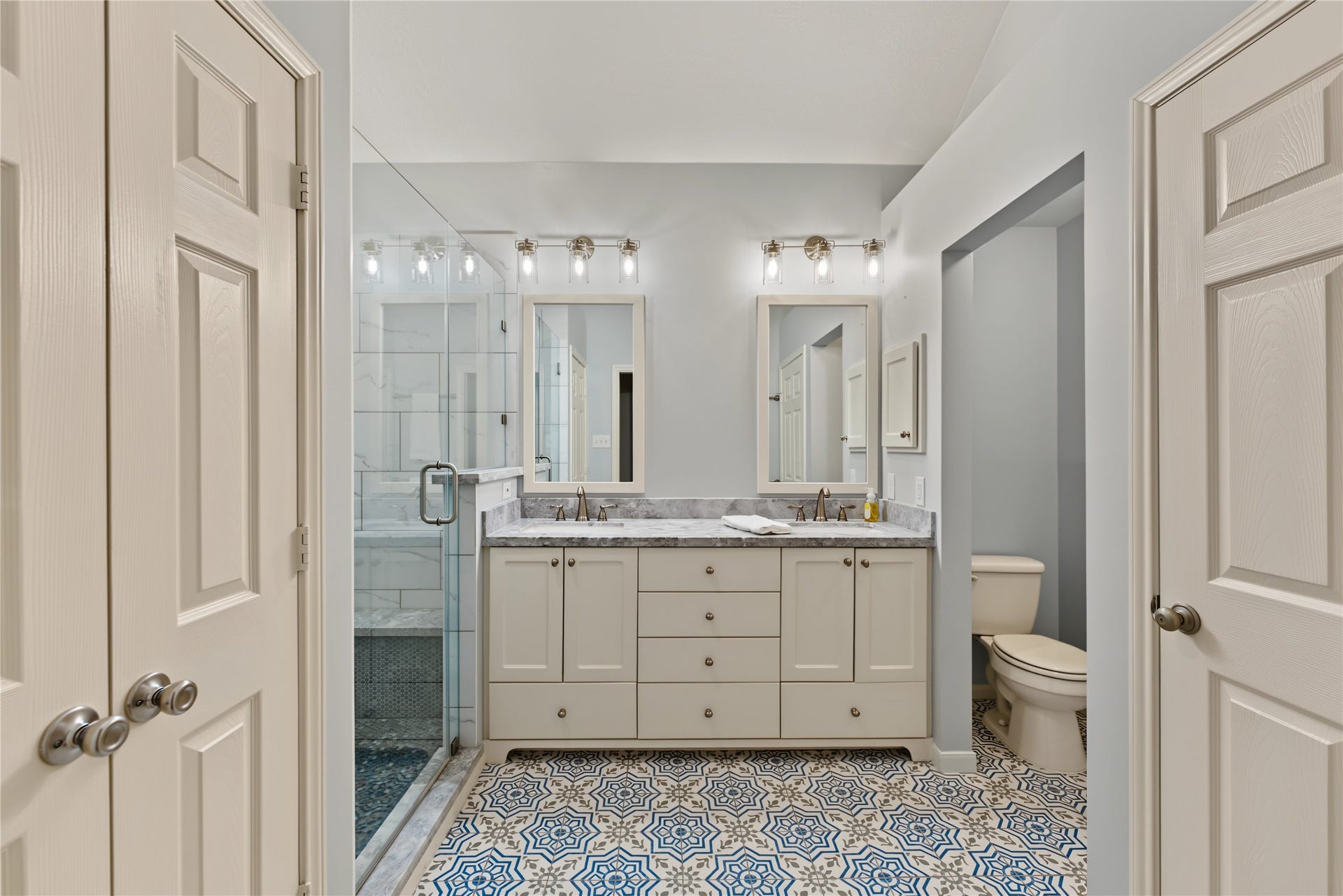 51 S Spiral Vine Circle, The Woodlands, TX 77381 Primary bathroom with dual sinks, quartz countertops, beautiful tile floors!