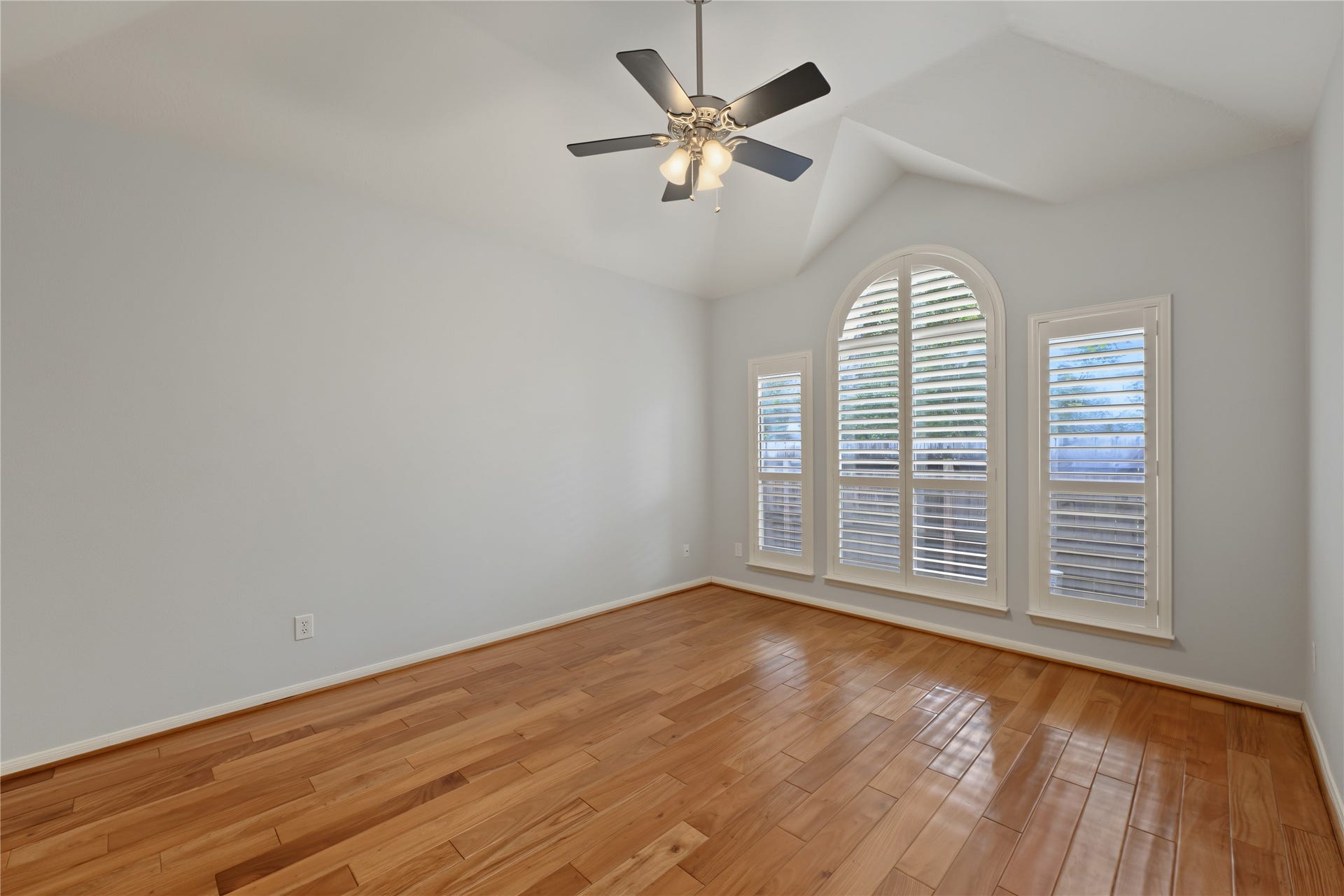 51 S Spiral Vine Circle, The Woodlands, TX 77381 Primary suite - plenty of room for a kind sized bed!