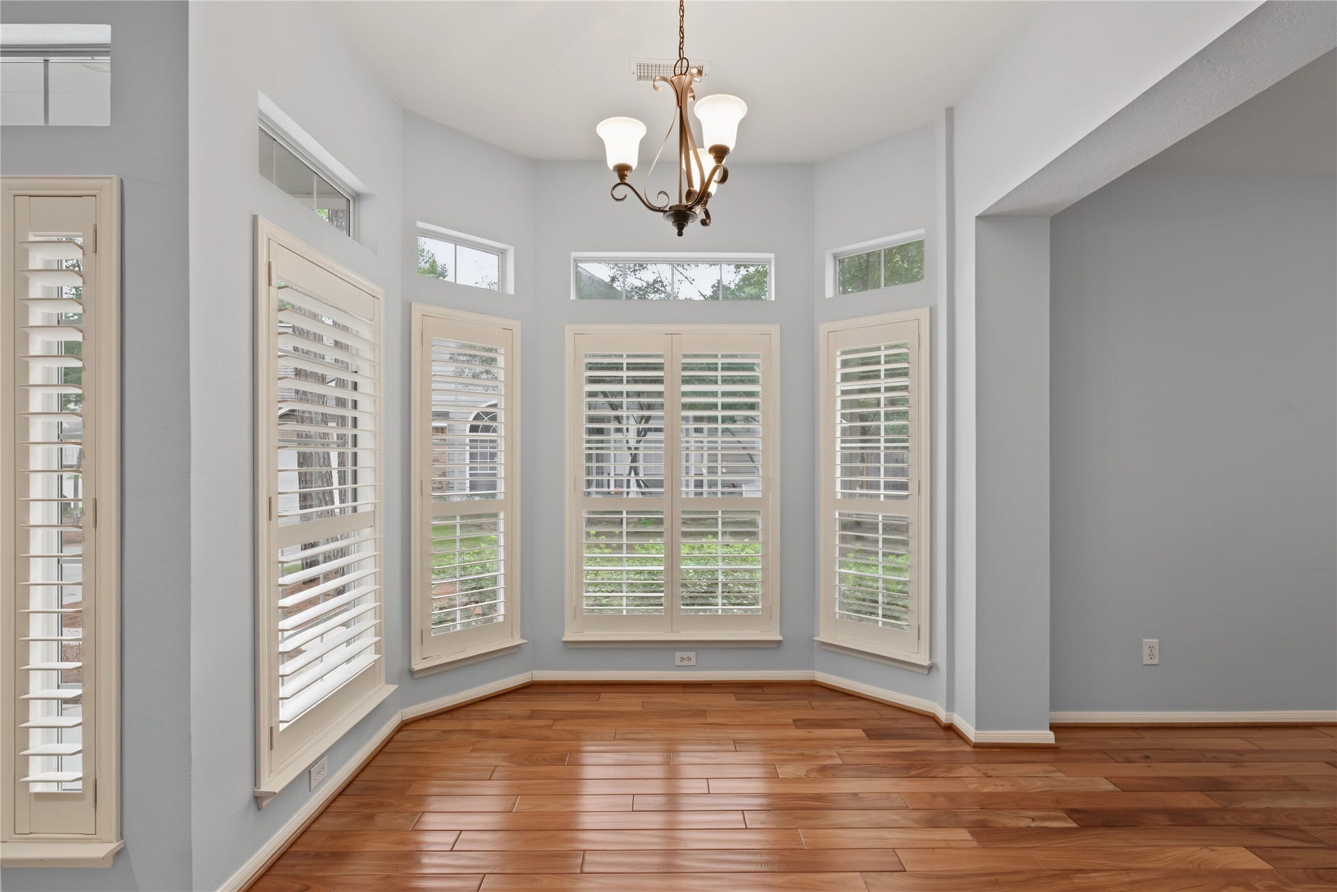 51 S Spiral Vine Circle, The Woodlands, TX 77381 Dining room or a little sitting area. Plenty of natural light for reading!