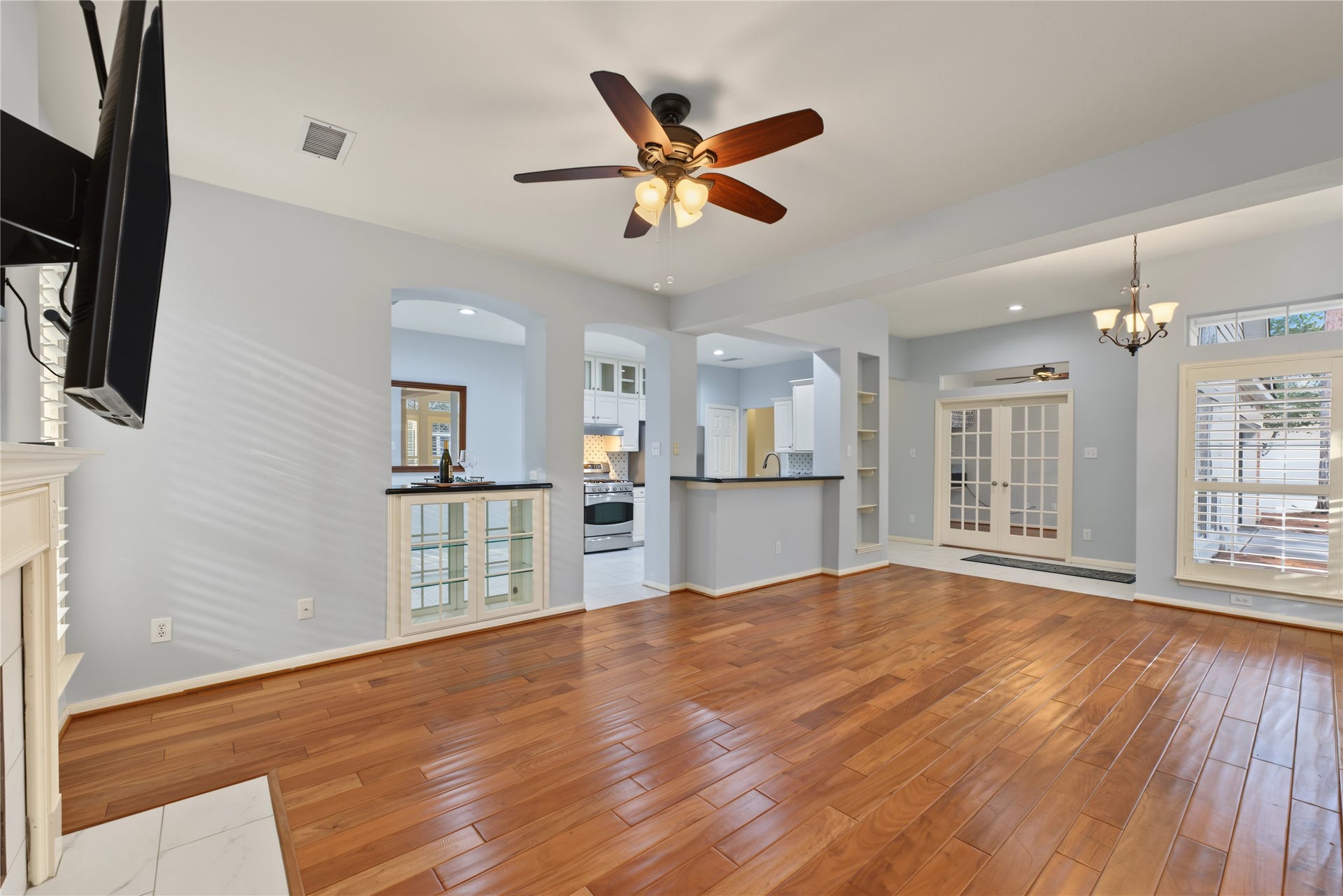 51 S Spiral Vine Circle, The Woodlands, TX 77381 Another view of living room looking into the kitchen
