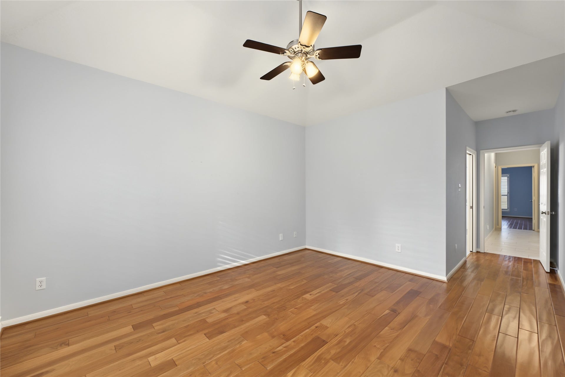 51 S Spiral Vine Circle, The Woodlands, TX 77381 alternate view primary suite