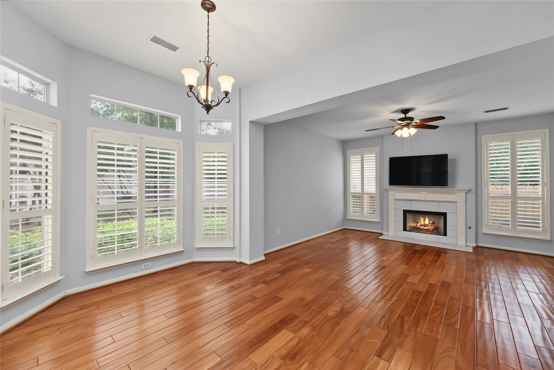 51 S Spiral Vine Circle, The Woodlands, TX 77381 Spacious dining and living room combo