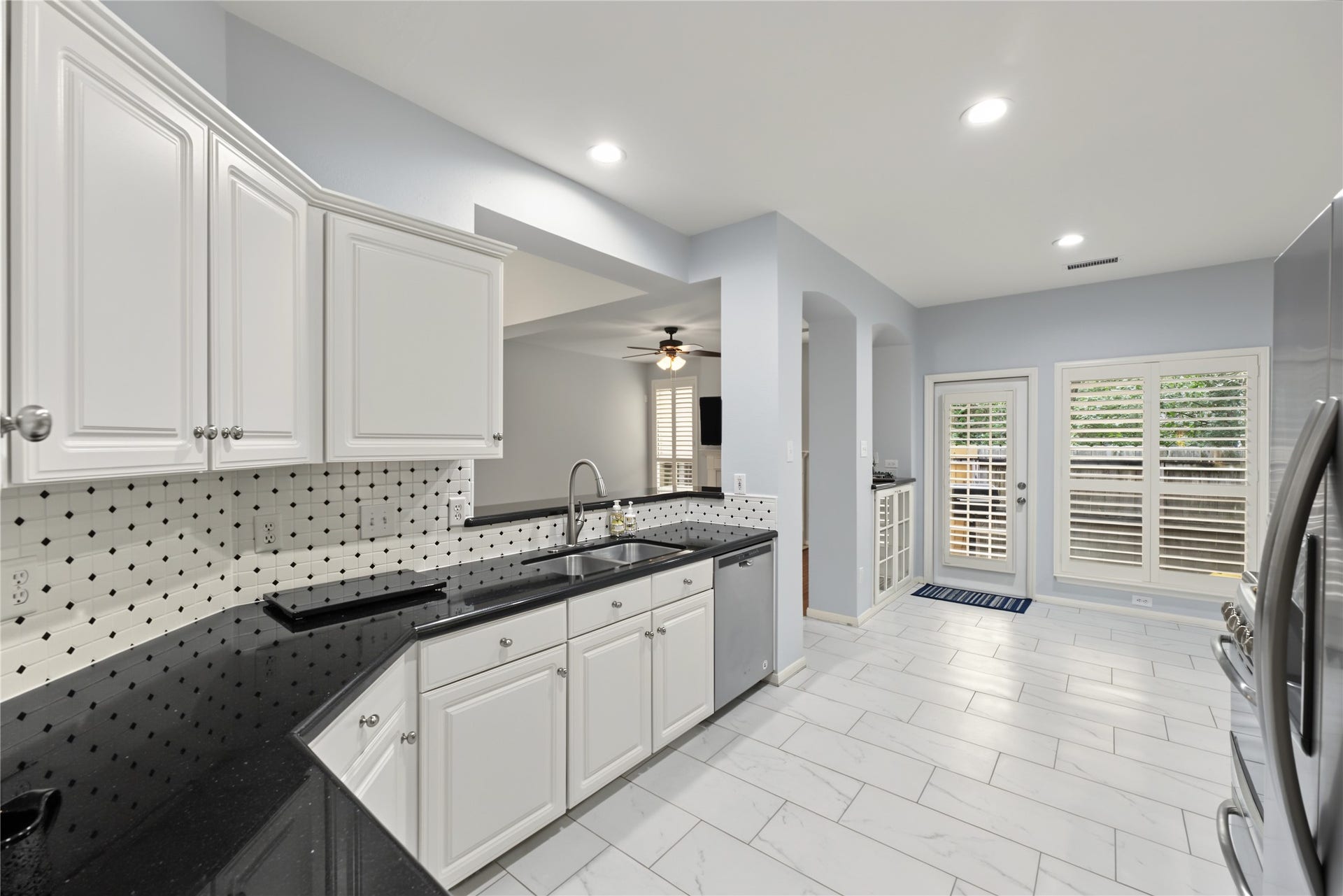 51 S Spiral Vine Circle, The Woodlands, TX 77381 granite countertops and plenty of cabinet space!