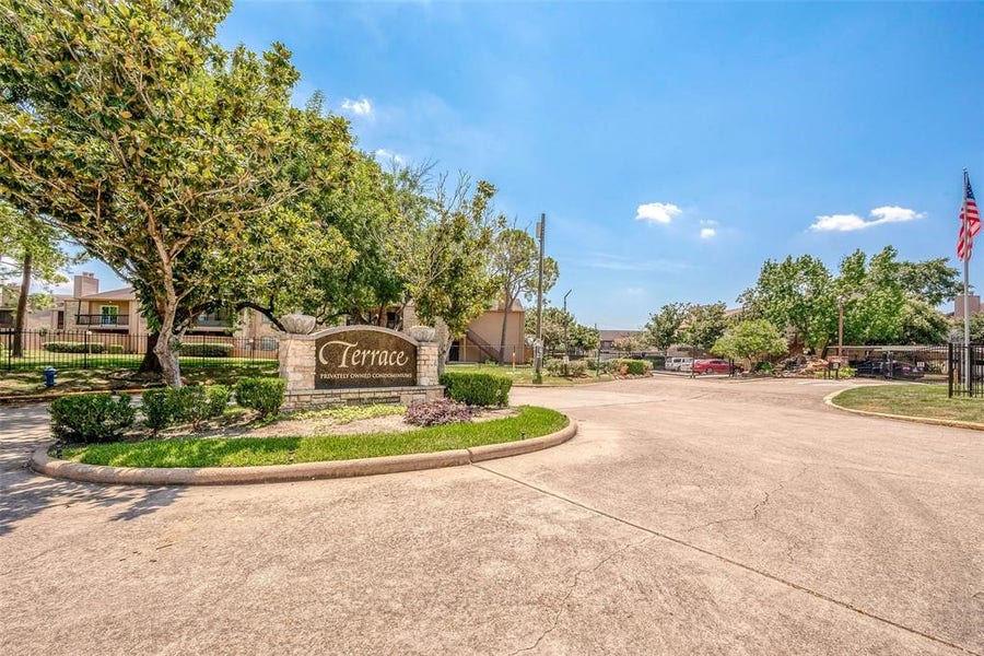 Property photo for 10555 Turtlewood Court, #1109, Houston, TX