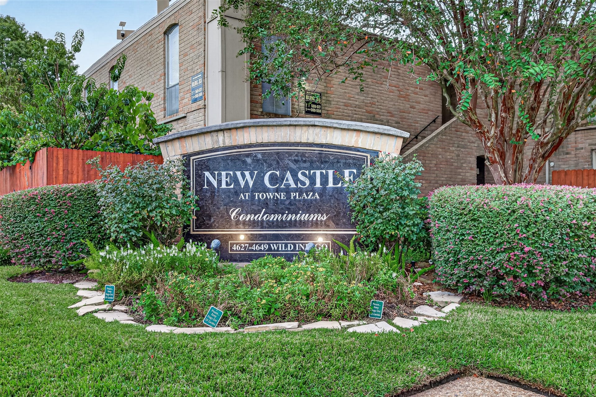 4633 Wild Indigo Street, #530, Houston, TX 77027 Enjoy the convenience of condominium living with ALL UTILITIES included: electricity, water, sewer, and basic cable.