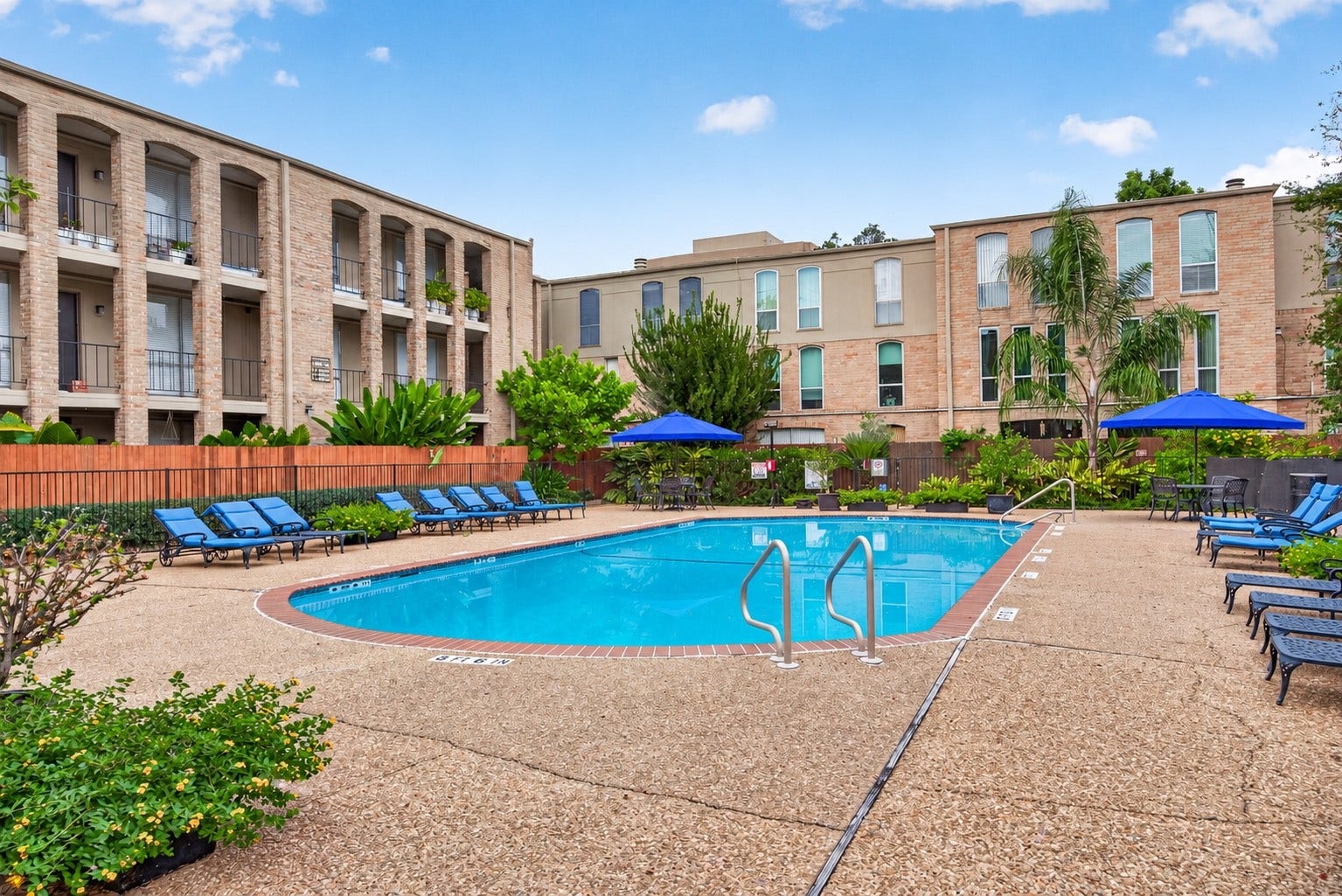 4633 Wild Indigo Street, #530, Houston, TX 77027 Relax and enjoy the community swimming pool, surrounded by attractive landscaping, lounge seating, and outdoor gathering areas.