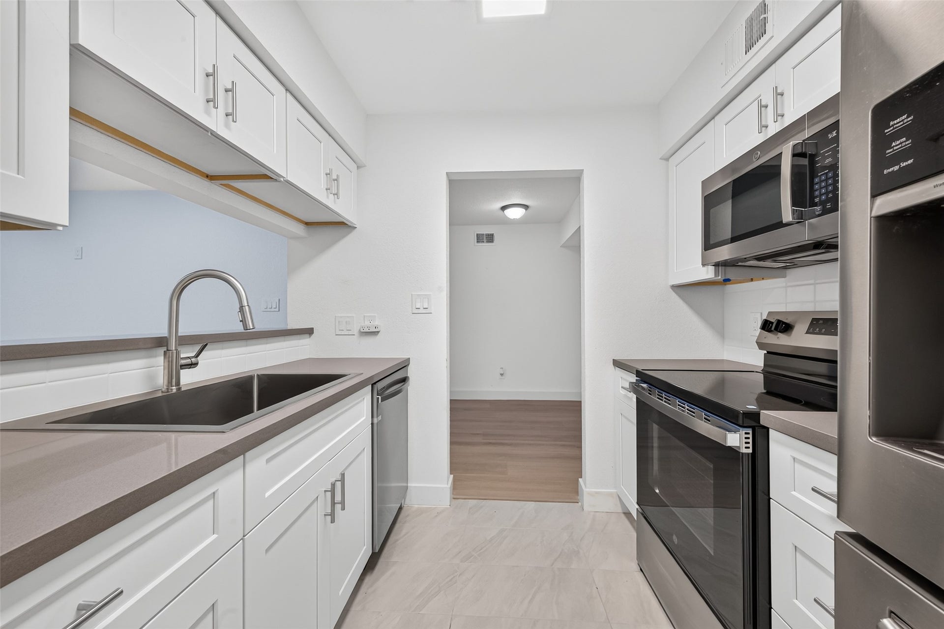 4633 Wild Indigo Street, #530, Houston, TX 77027 A thoughtfully updated kitchen with all appliances included