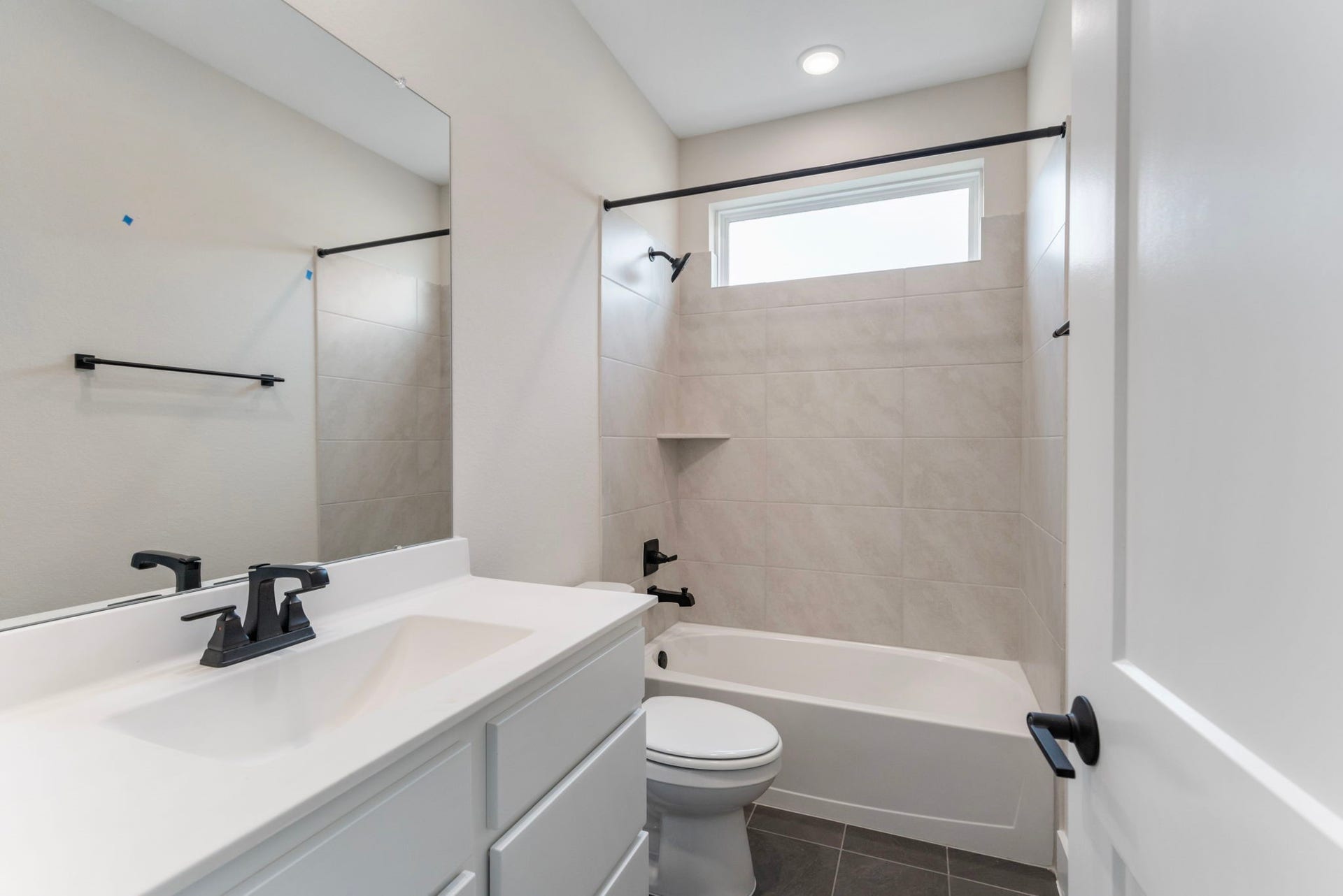 8143 Fenway Heights Dr, The Woodlands, TX 77389 Contemporary guest bathroom that is shared between two guest bedrooms.