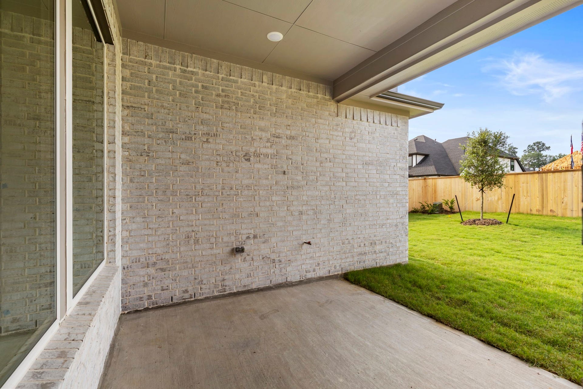 8143 Fenway Heights Dr, The Woodlands, TX 77389 Charming covered patio with a gas connection that is ready for your grill, perfect for outdoor relaxation and entertaining.