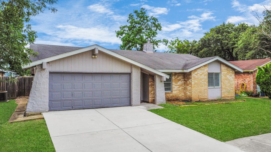 Property photo for 10131 Kent Towne Ln, Sugar Land, TX
