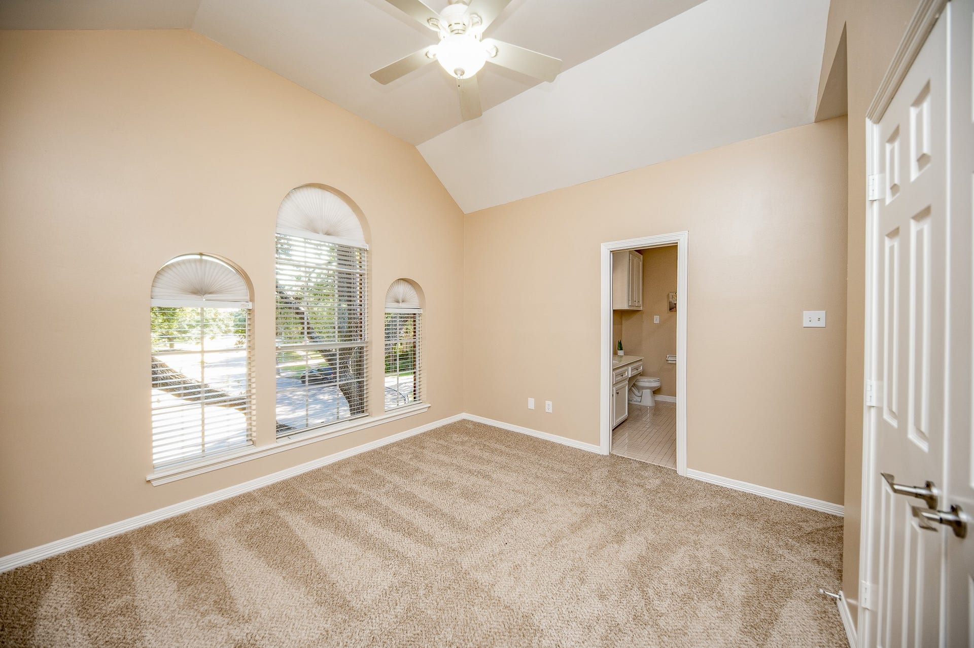 23014 Laguna Point Drive, Katy, TX 77450 A secondary bedroom with new carpeting offers its own lush ensuite bath.
