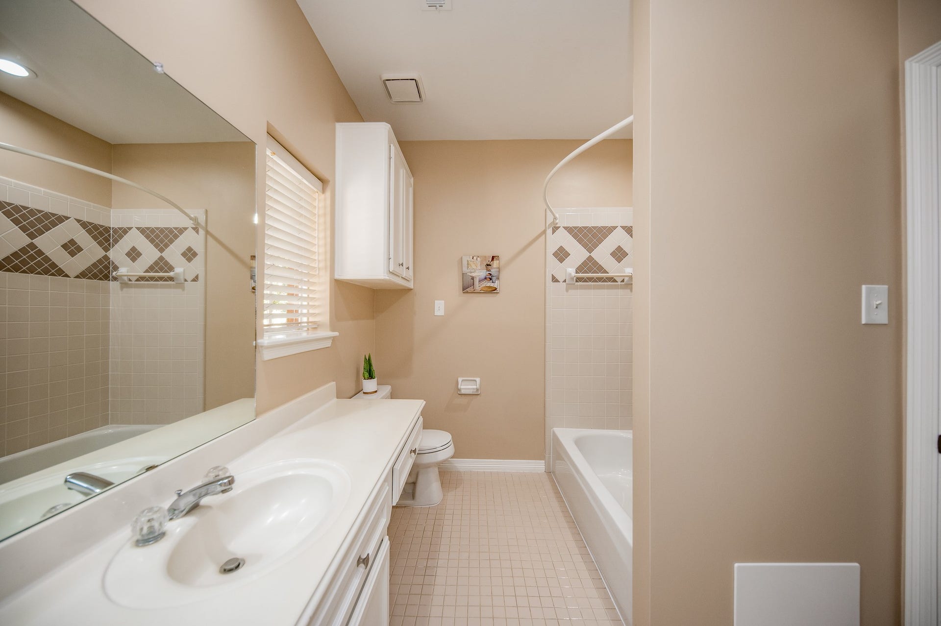 23014 Laguna Point Drive, Katy, TX 77450 A secondary ensuite bath offers the same creature comforts as its primary, with comfortable, combined shower/bathtub for easy personal options.