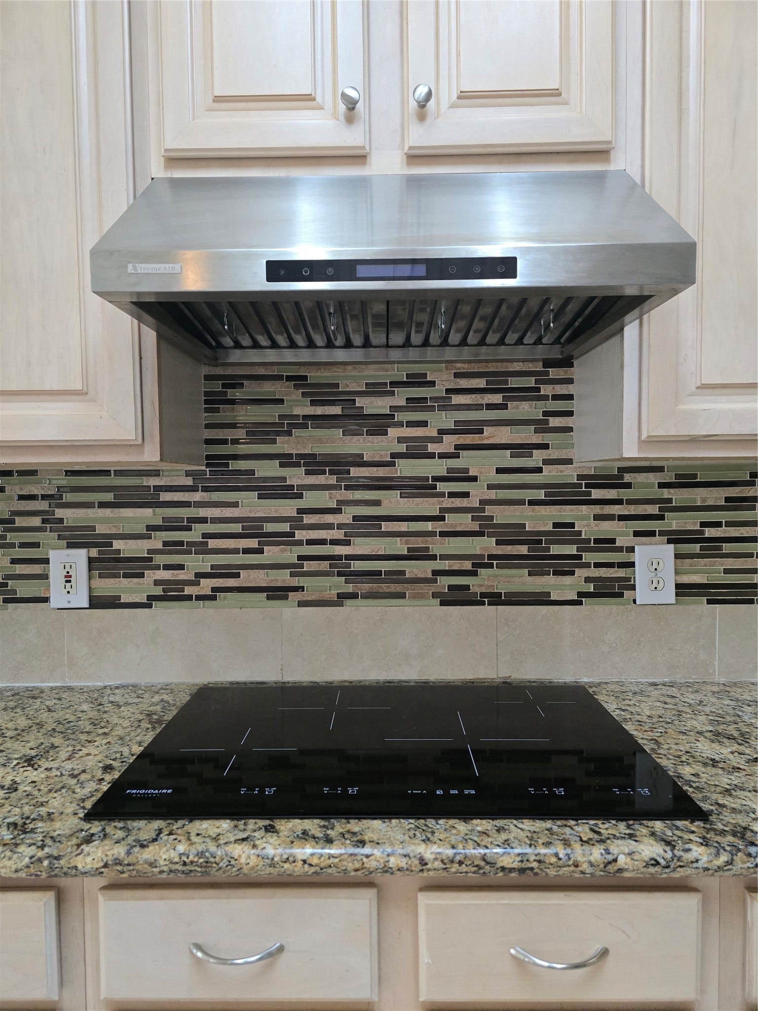 A chef's dream with a Professional quality vent hood 900CFM to remove all cooking odor, smoke, and steam to vent outside.  Spend less time heating and cooking with induction cooktop.