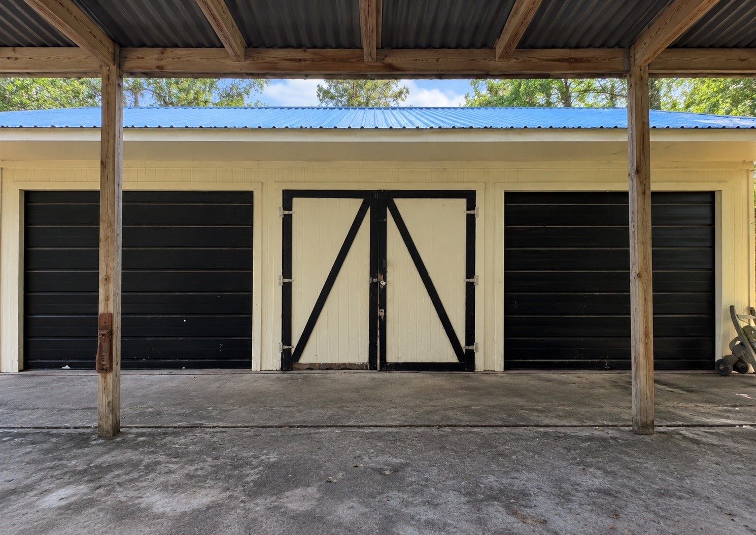 11 Craig Street, Baytown, TX 77521 Detached garage with a covered approach and space for storage or potential workshop use