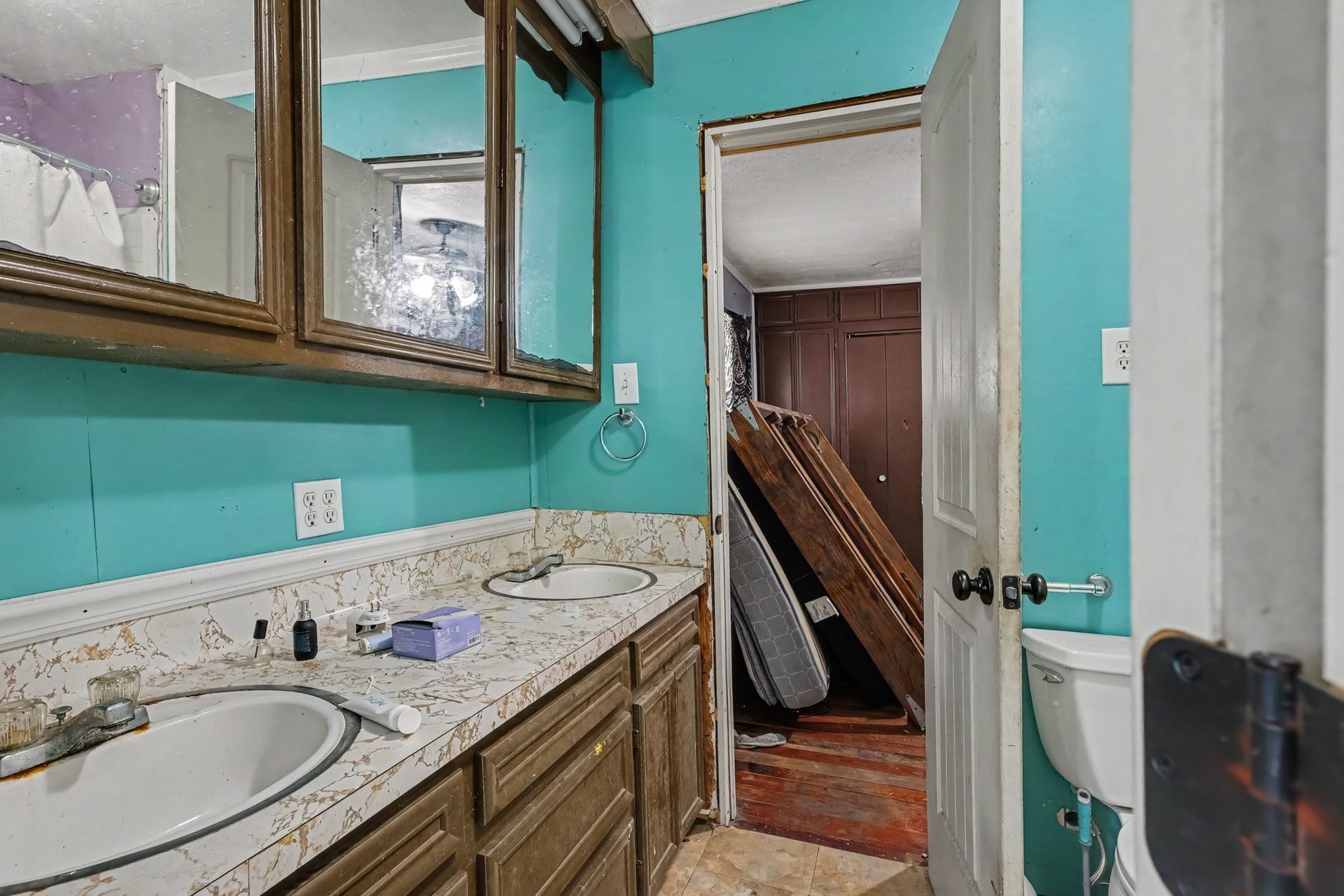 11 Craig Street, Baytown, TX 77521 Shared Bathroom connecting Bedrooms 2 and 3- Featuring a double-sink vanity.