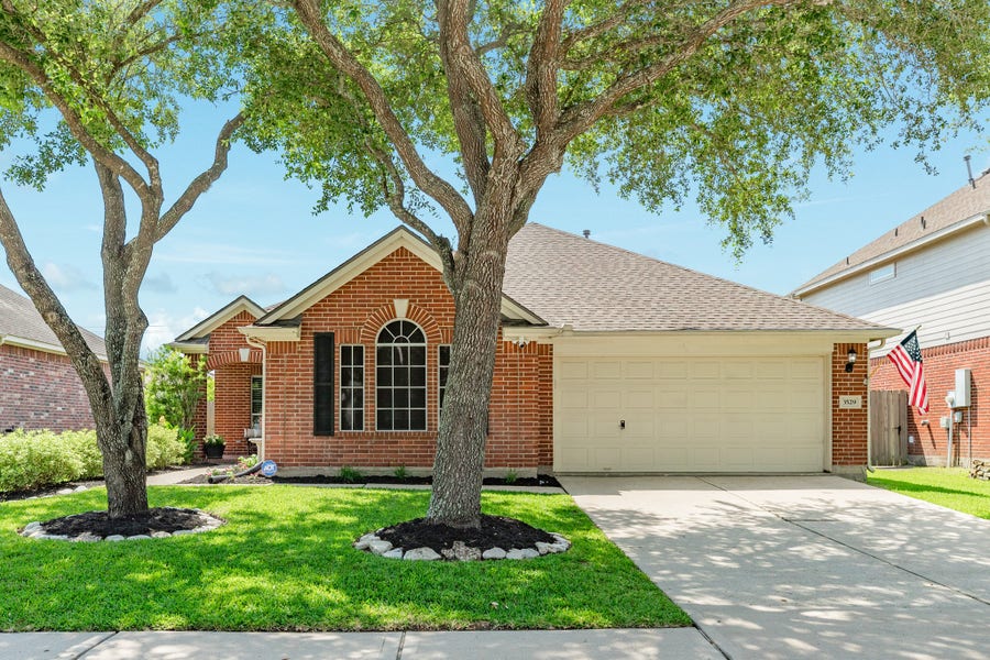 Property photo for 3529 Pine Valley Drive, Pearland, TX