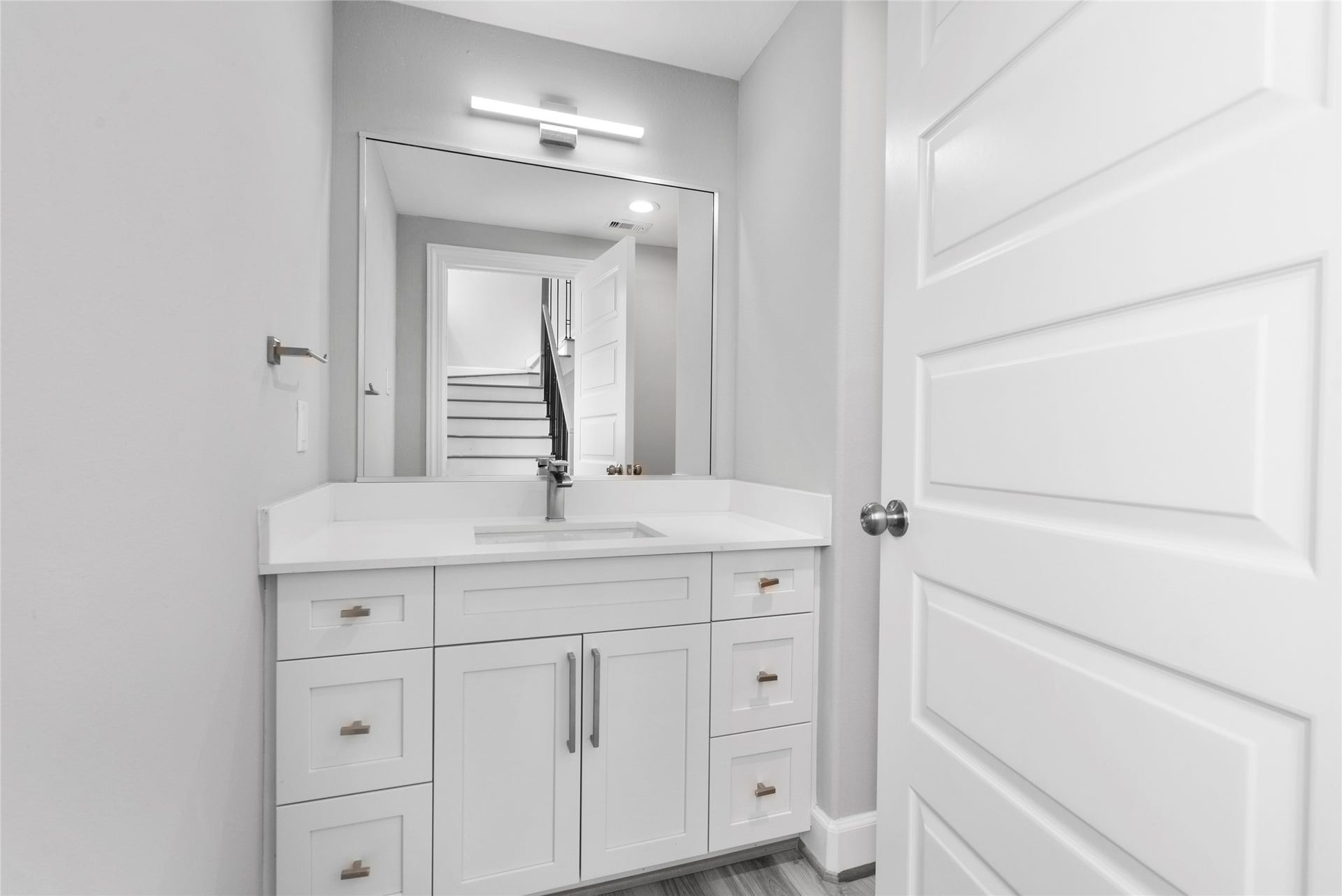 1122 W 16th Street, #B, Houston, TX 77008 Powder room - Second floor
