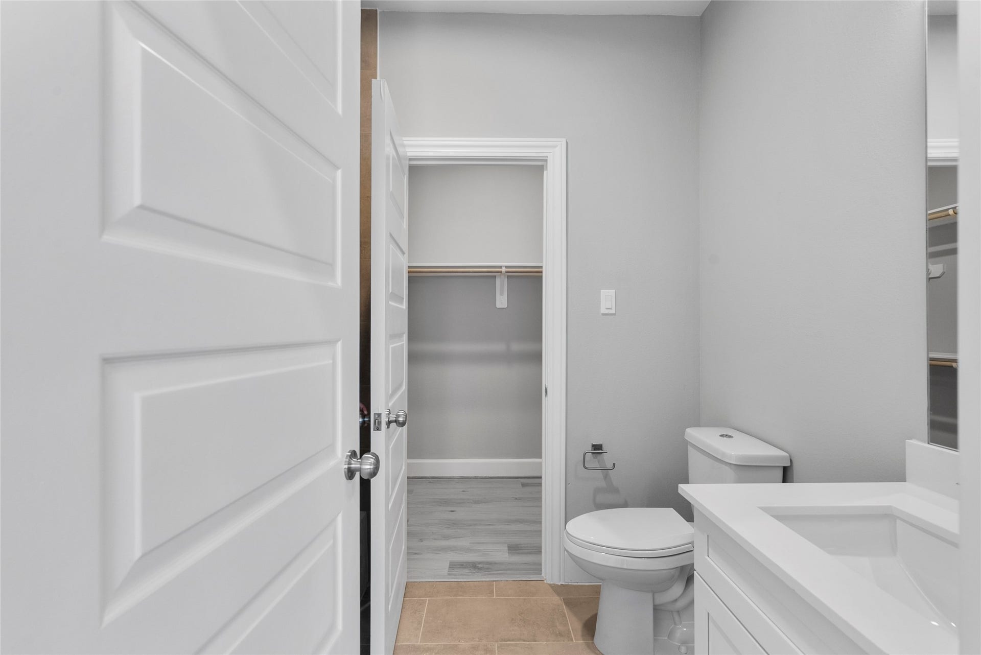 1122 W 16th Street, #B, Houston, TX 77008 En suite guest bathroom with view of closet - 3rd floor