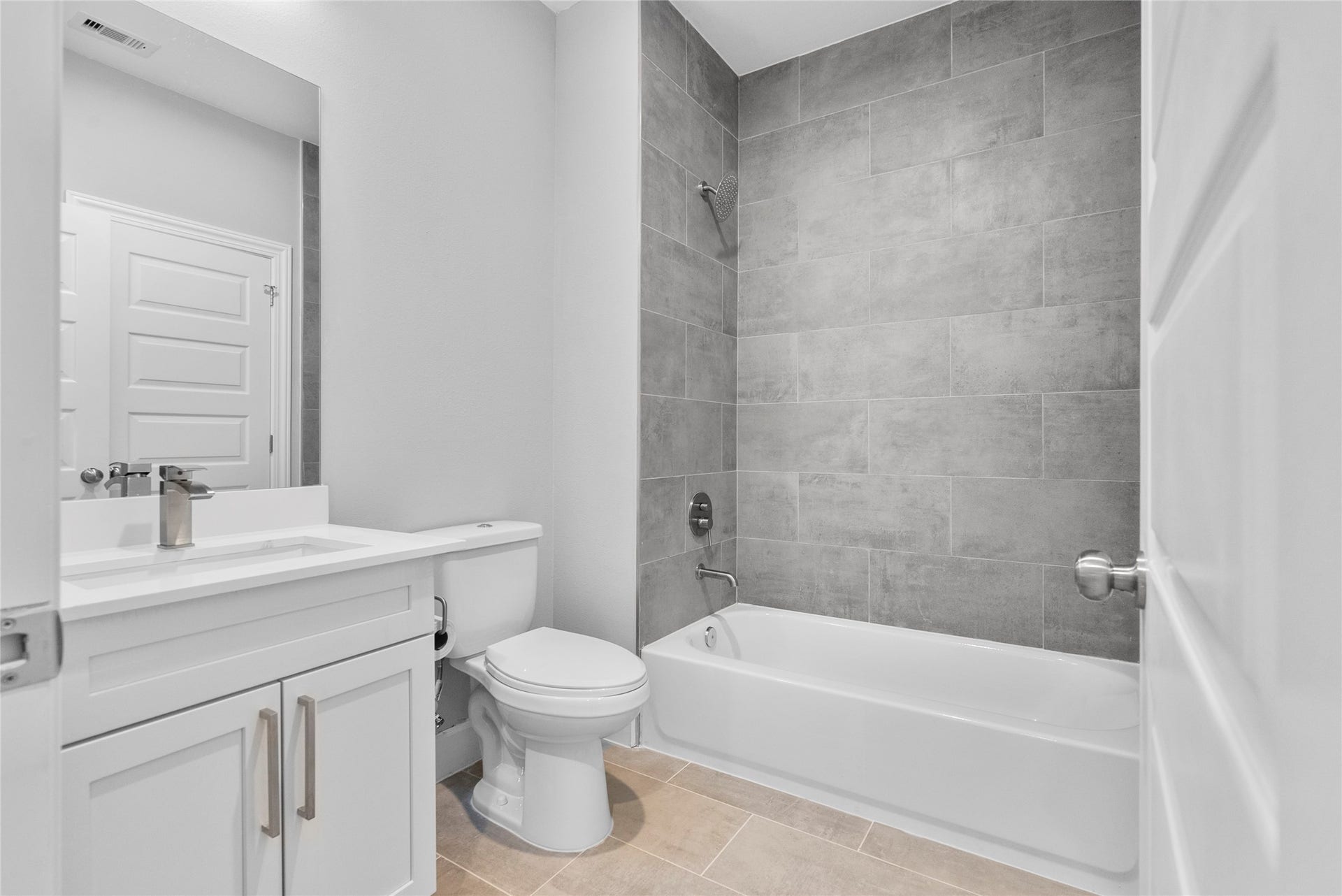 1122 W 16th Street, #B, Houston, TX 77008 En suite bathroom - First floor bedroom