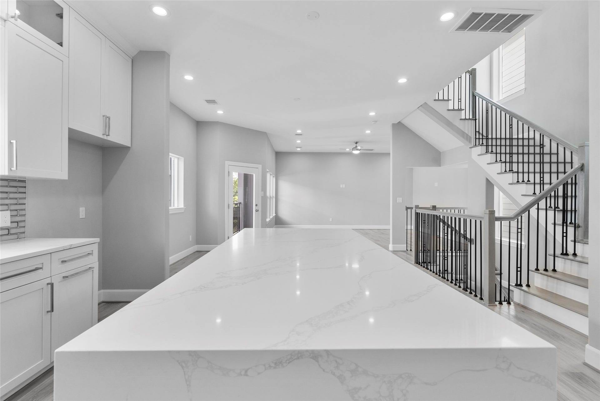 1122 W 16th Street, #B, Houston, TX 77008 8 foot waterfall island