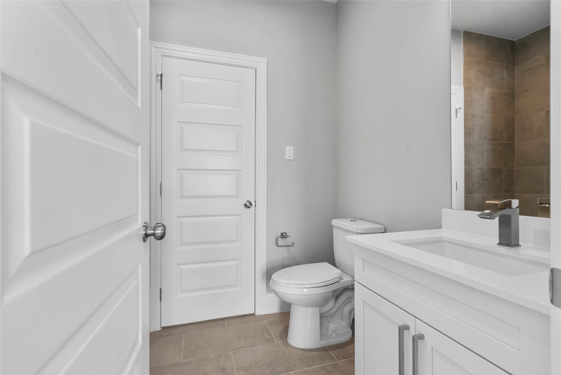 1122 W 16th Street, #B, Houston, TX 77008 En Suite guest bath - Third floor