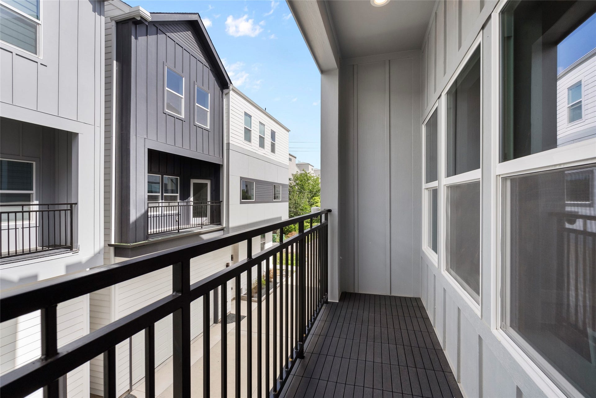 1122 W 16th Street, #B, Houston, TX 77008 Balcony with weatherproof decking
