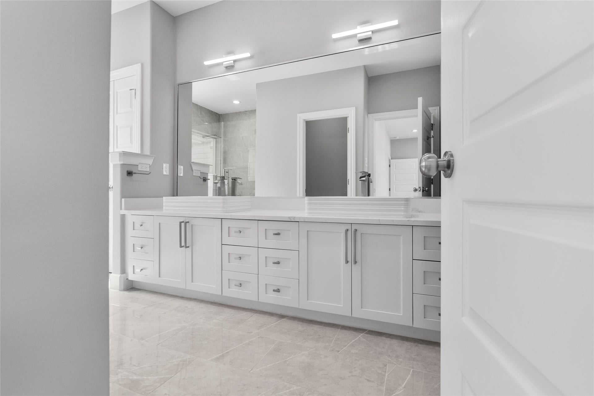 1122 W 16th Street, #B, Houston, TX 77008 Primary bath with double sinks