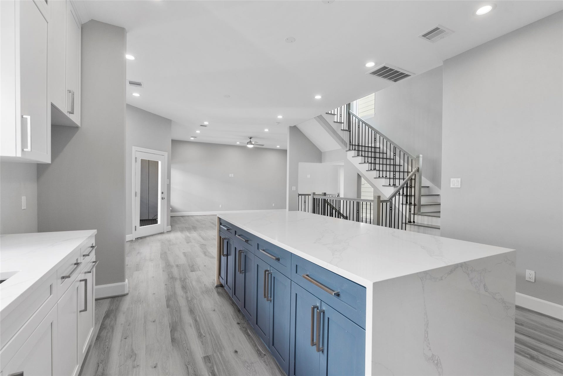 1122 W 16th Street, #B, Houston, TX 77008 Island fixture will be installed prior to closing