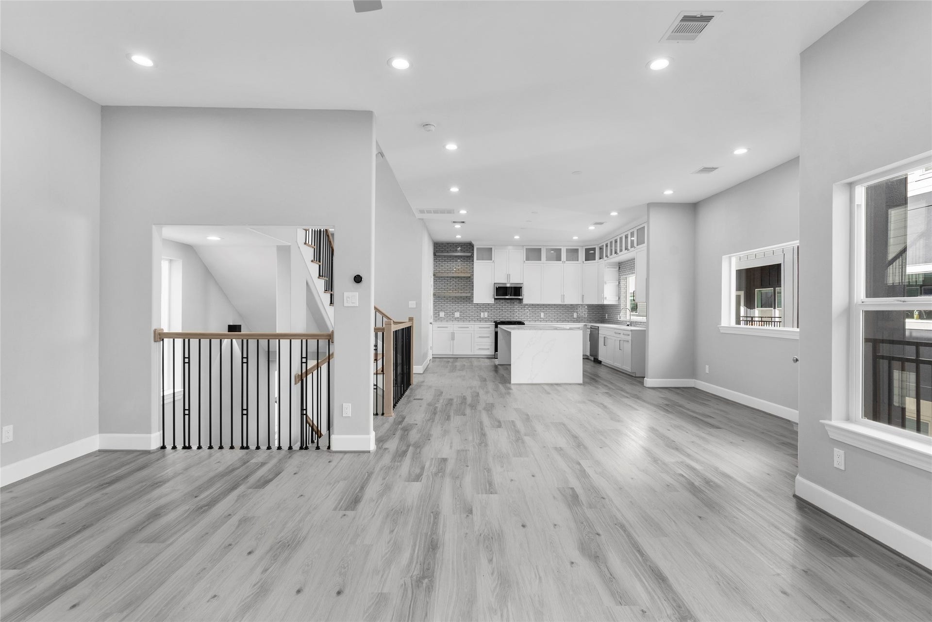 1122 W 16th Street, #B, Houston, TX 77008 Family room opens to the dining area and kitchen - 2nd floor