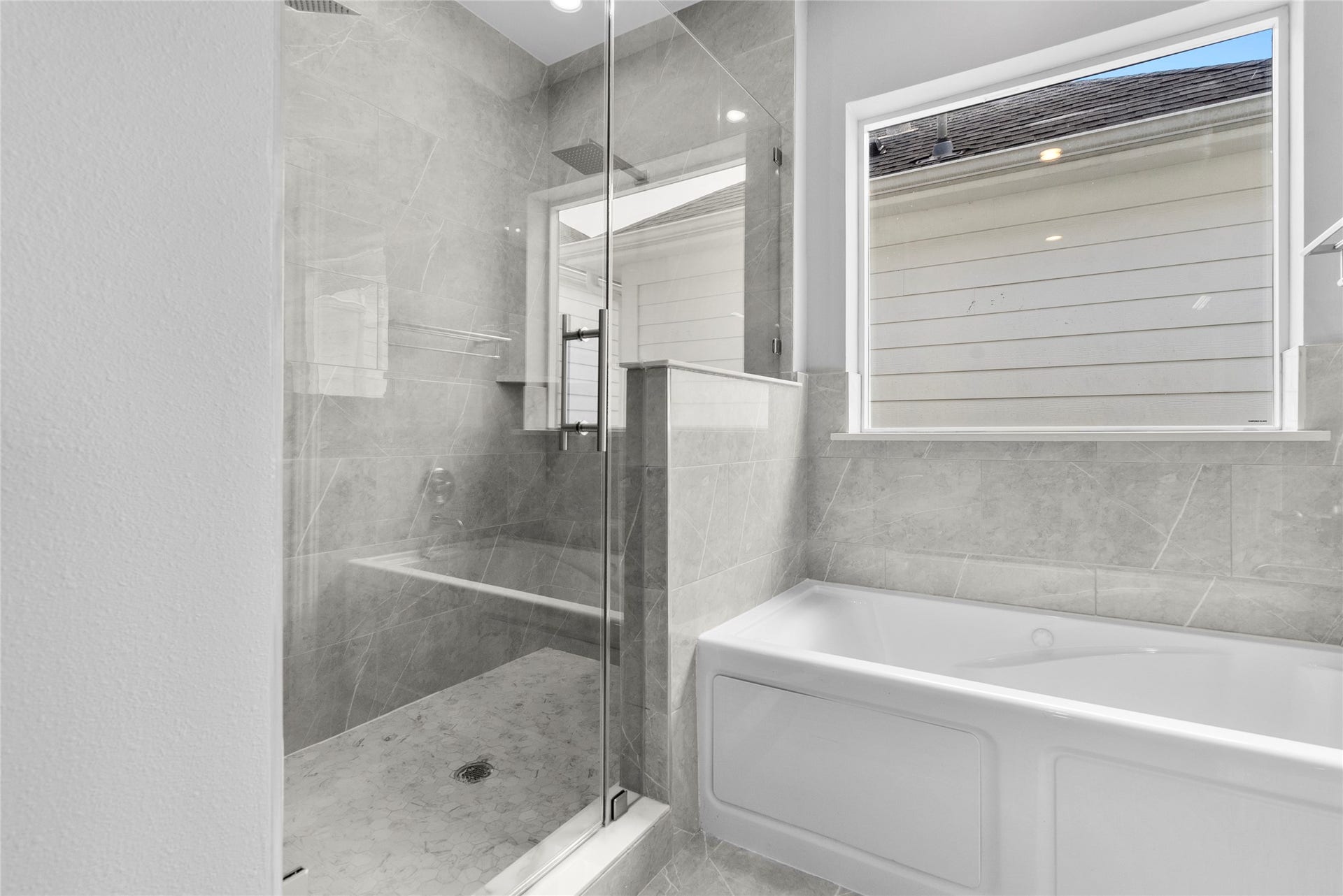 1122 W 16th Street, #B, Houston, TX 77008 Separate shower and jetted tub