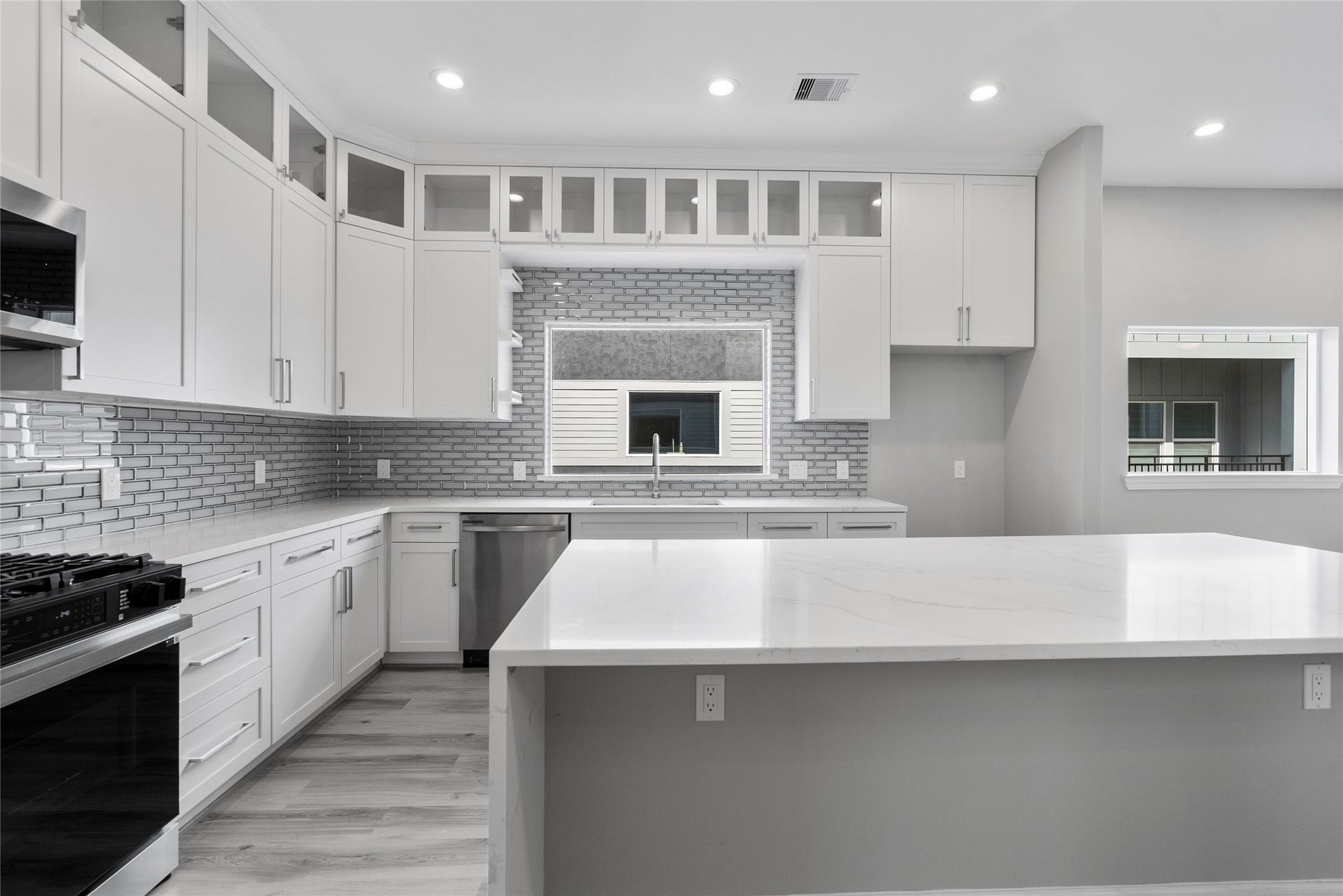 1122 W 16th Street, #B, Houston, TX 77008 Kitchen is equipped with a gas range, Quartz counters and a shaker style cabinets