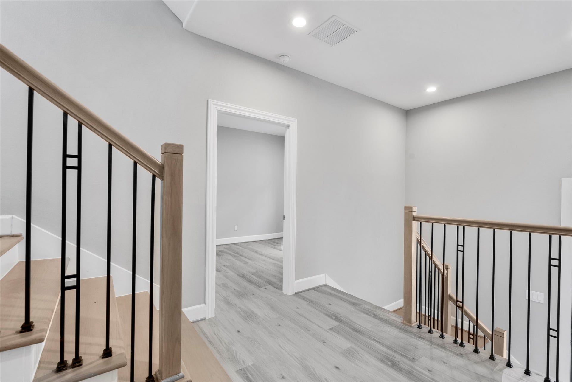 1122 W 16th Street, #B, Houston, TX 77008 Landing with guest bedroom downstairs