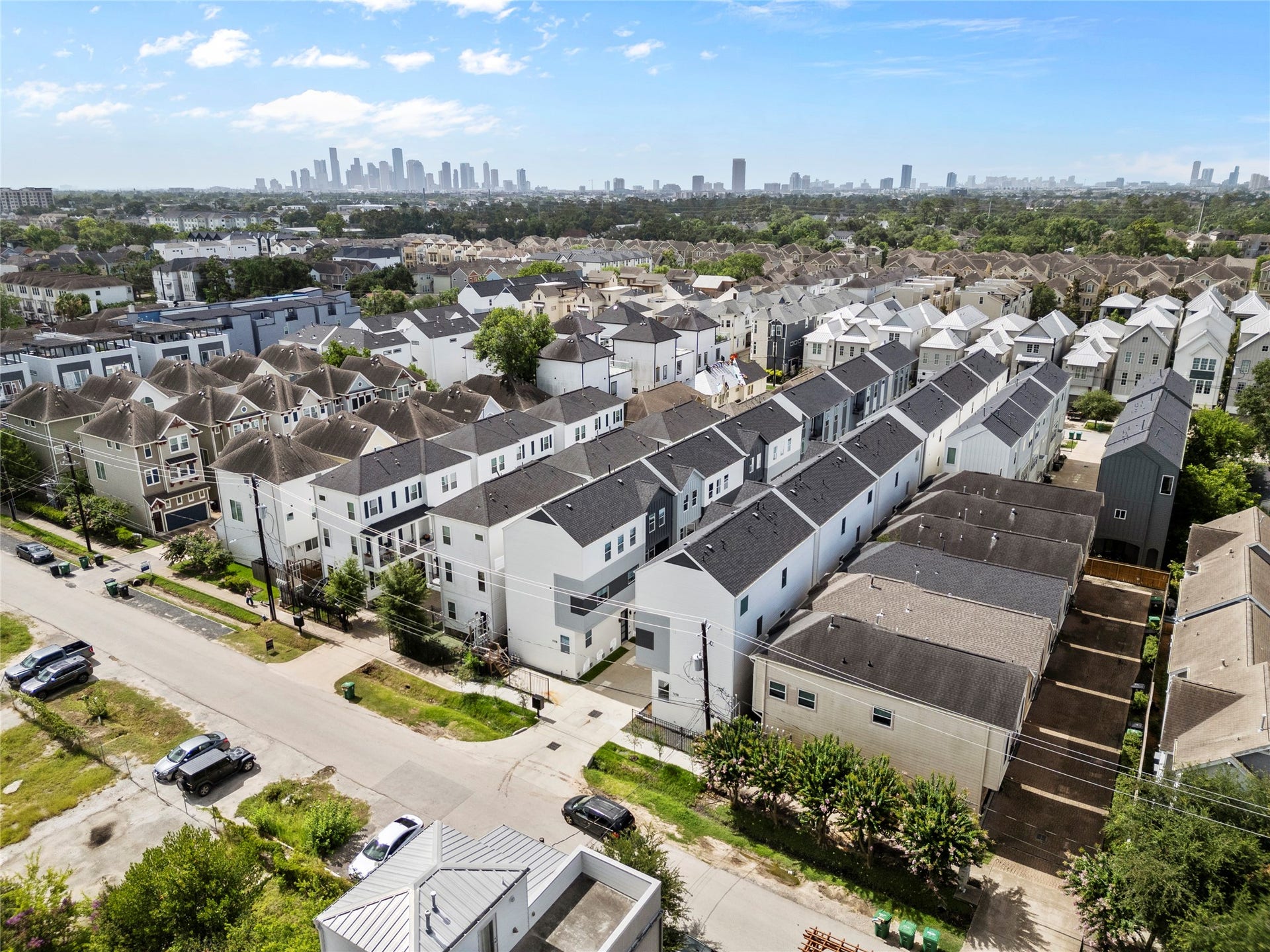 1122 W 16th Street, #B, Houston, TX 77008 Arial view of the site with the Skyline in the background