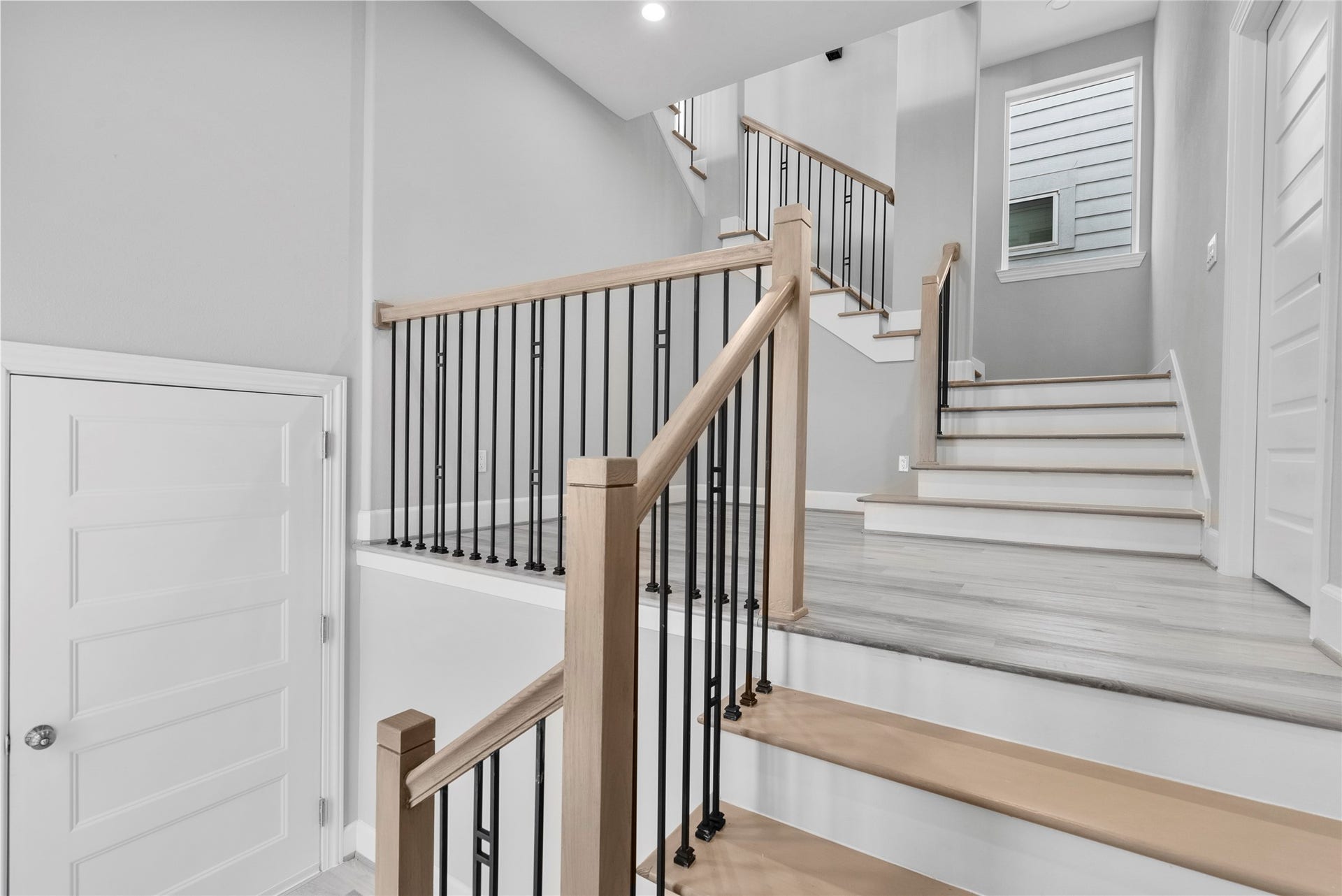 1122 W 16th Street, #B, Houston, TX 77008 Foyer/Landing First floor