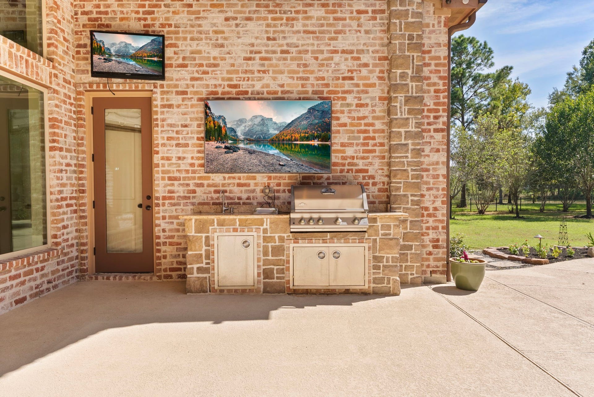 27507 Hunter Creek Court, Spring, TX 77386 Built-in outdoor kitchen with grill, sink, stone surround and covered patio location.
