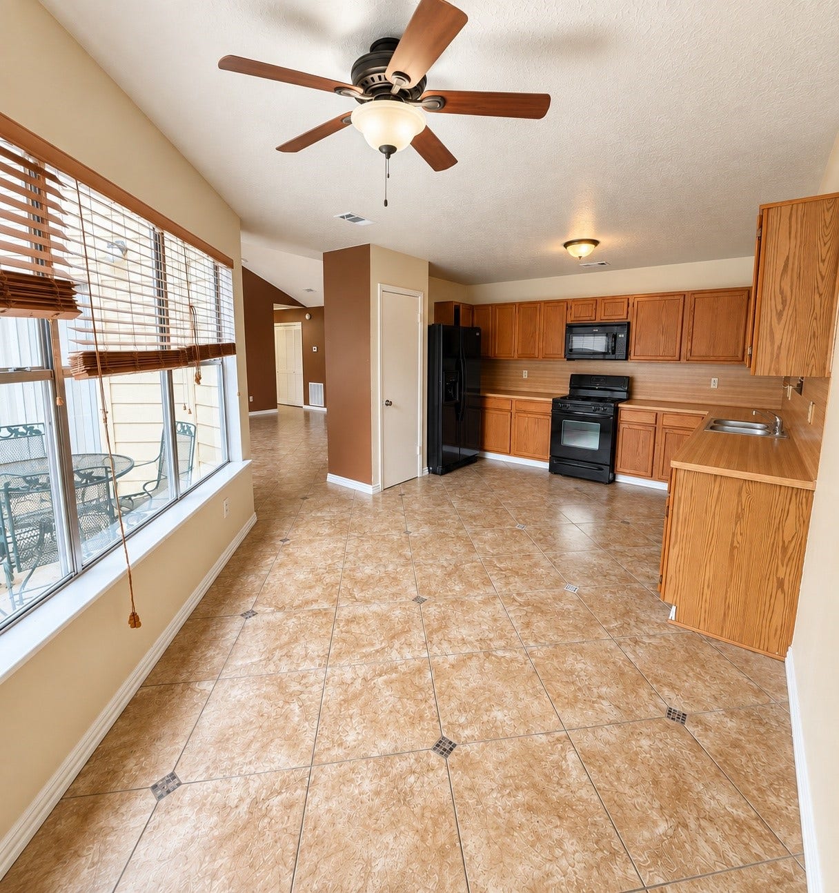 12175 Swords Creek Road, Houston, TX 77067 Kitchen Dining Combo