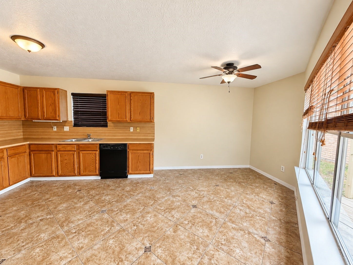 12175 Swords Creek Road, Houston, TX 77067 Kitchen Dining Combo