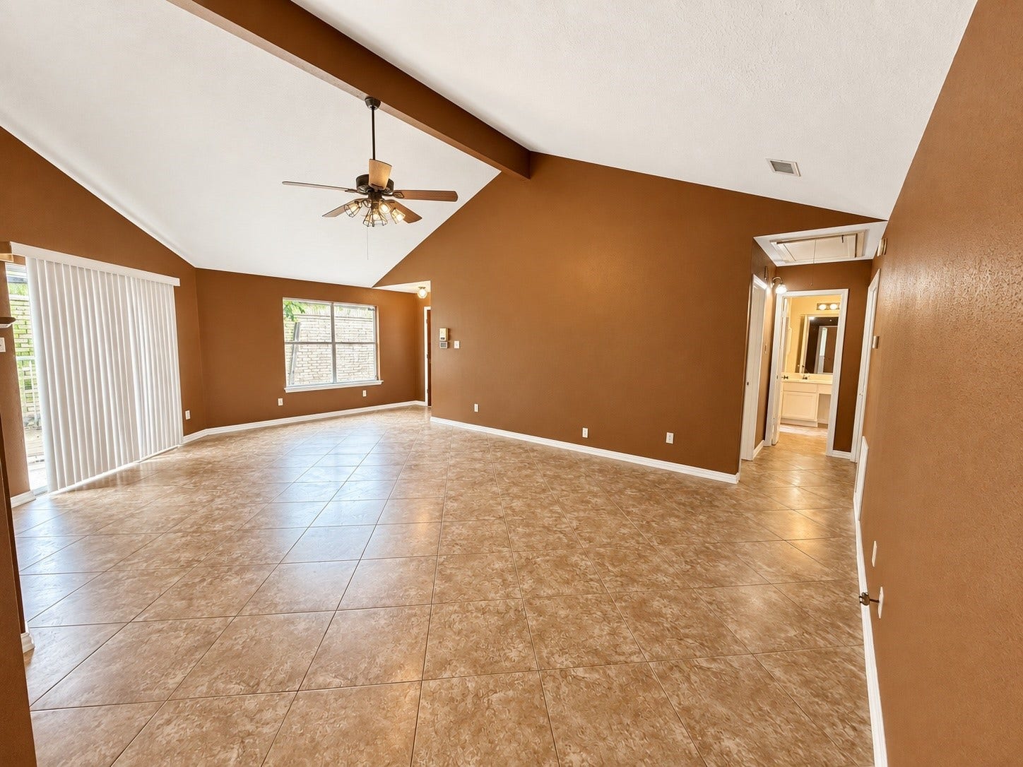 12175 Swords Creek Road, Houston, TX 77067 living room
