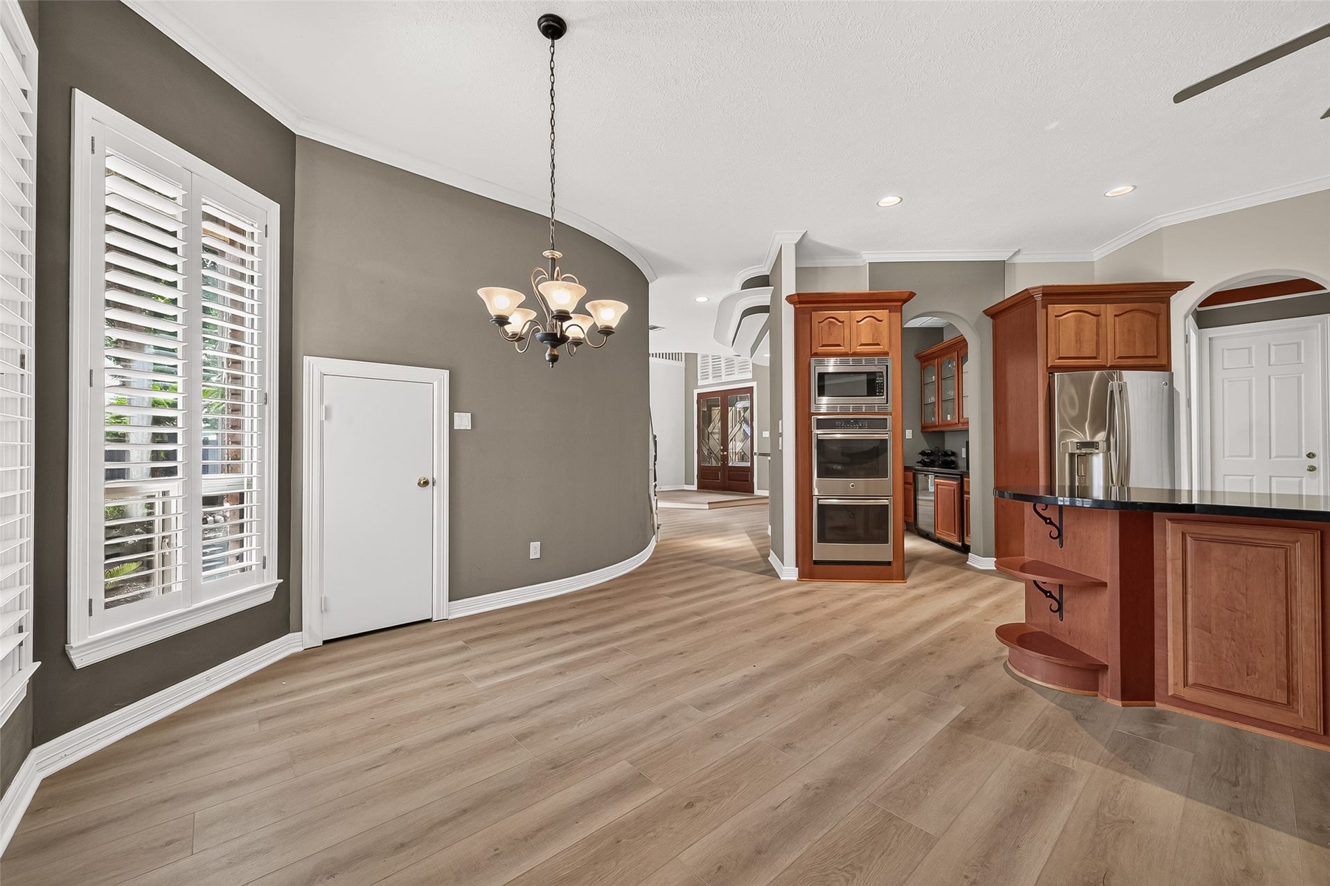 63 Harbor View Drive, Sugar Land, TX 77479 Beautiful LVP flooring carries throughout and truly elevates this room. Spacious breakfast room off the kitchen area.