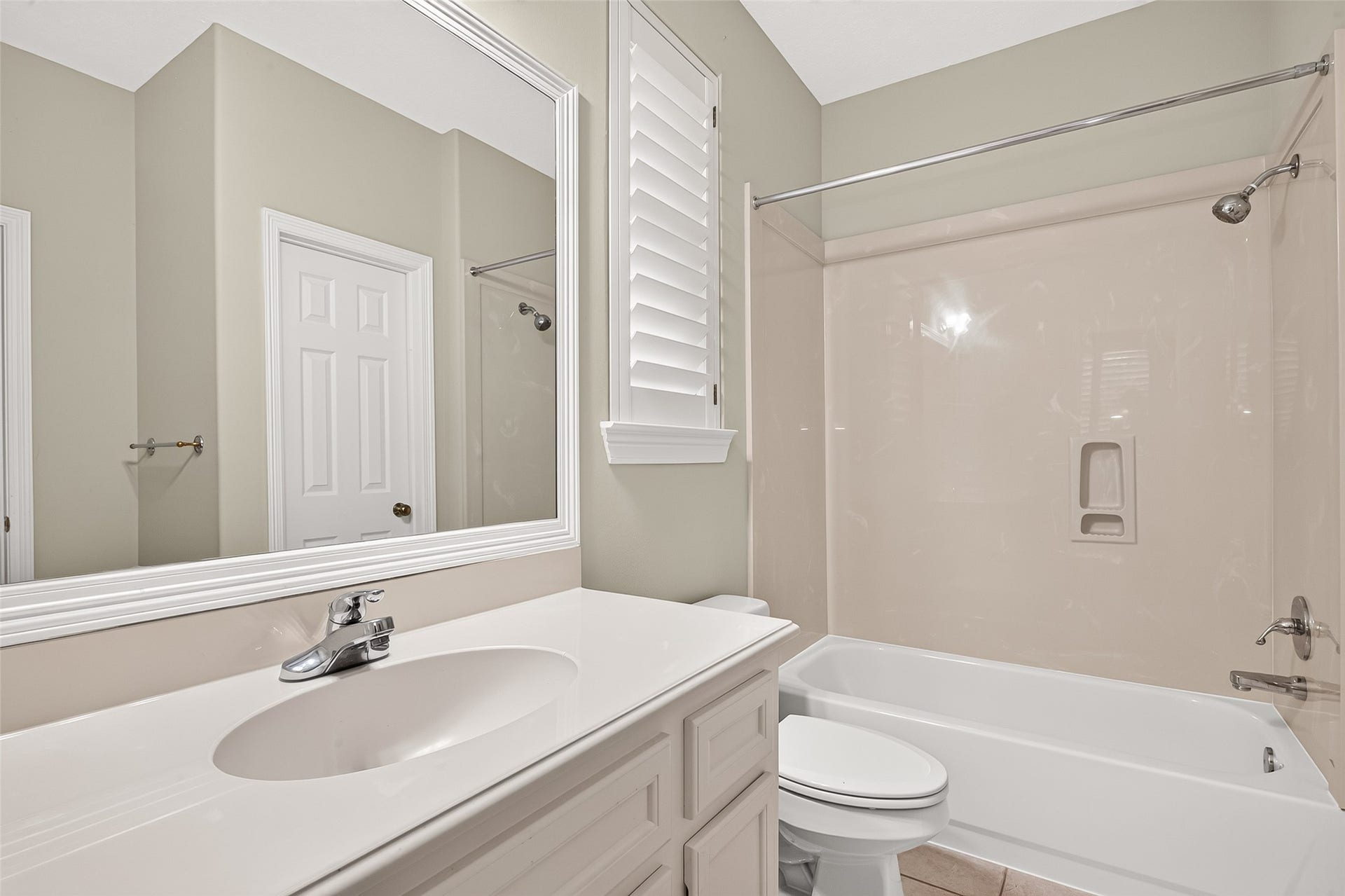63 Harbor View Drive, Sugar Land, TX 77479 Secondary bathroom on the 2nd floor