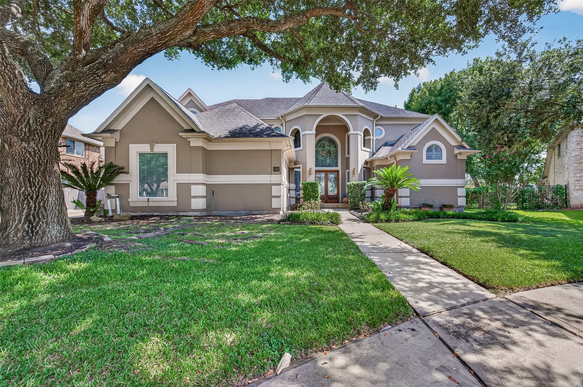63 Harbor View Drive, Sugar Land, TX 77479 Welcome to 63 Harbor View! Exquisite home boasting a stunning curb appeal located on a cul-de-sac inside the gated Pointe Royale at New Territory.