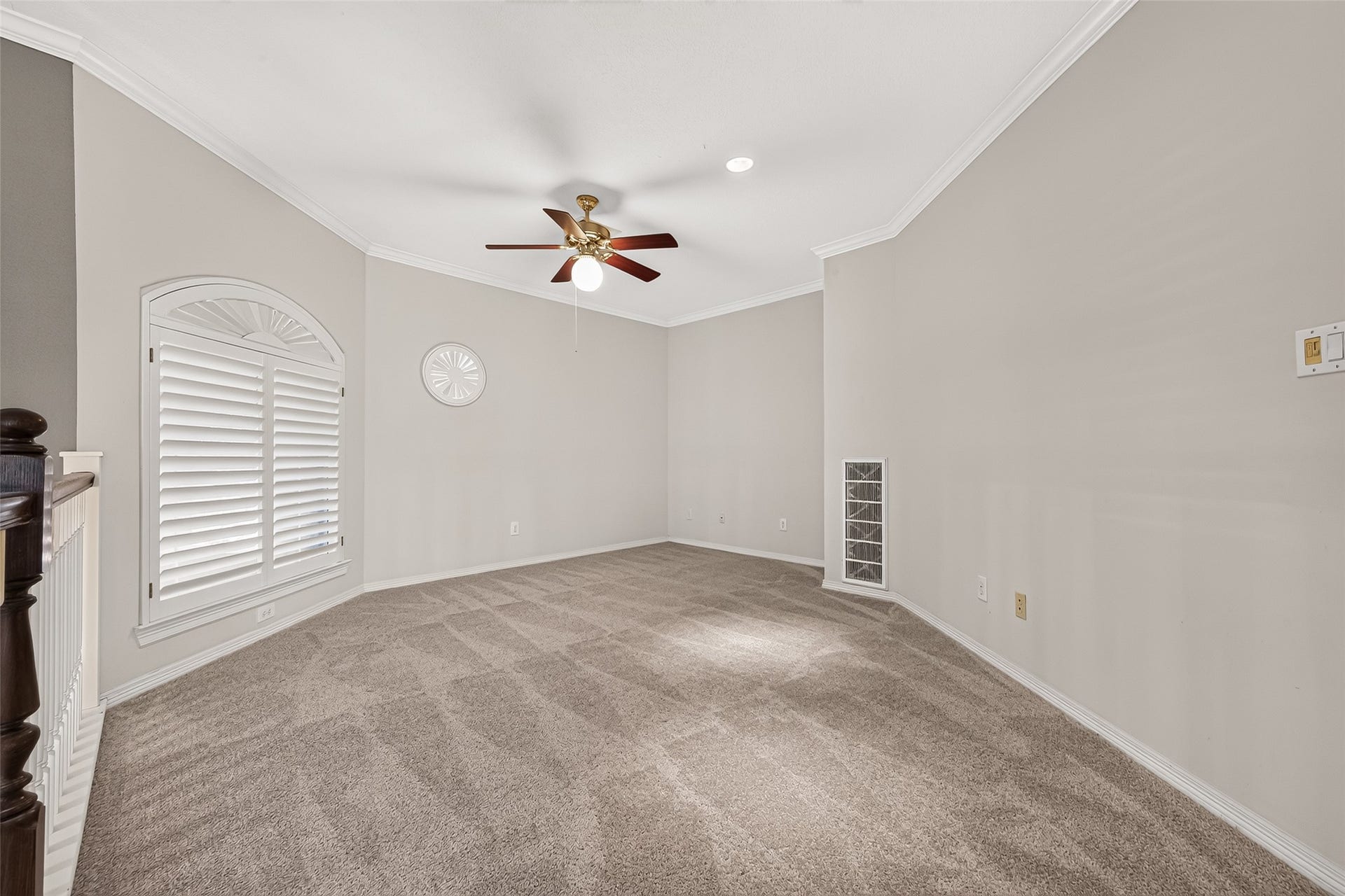 63 Harbor View Drive, Sugar Land, TX 77479 Flex space on the 2nd floor for you to customize to fit your needs - be it a workout area, sitting area, reading nook, etc.. the possibilities are endless!