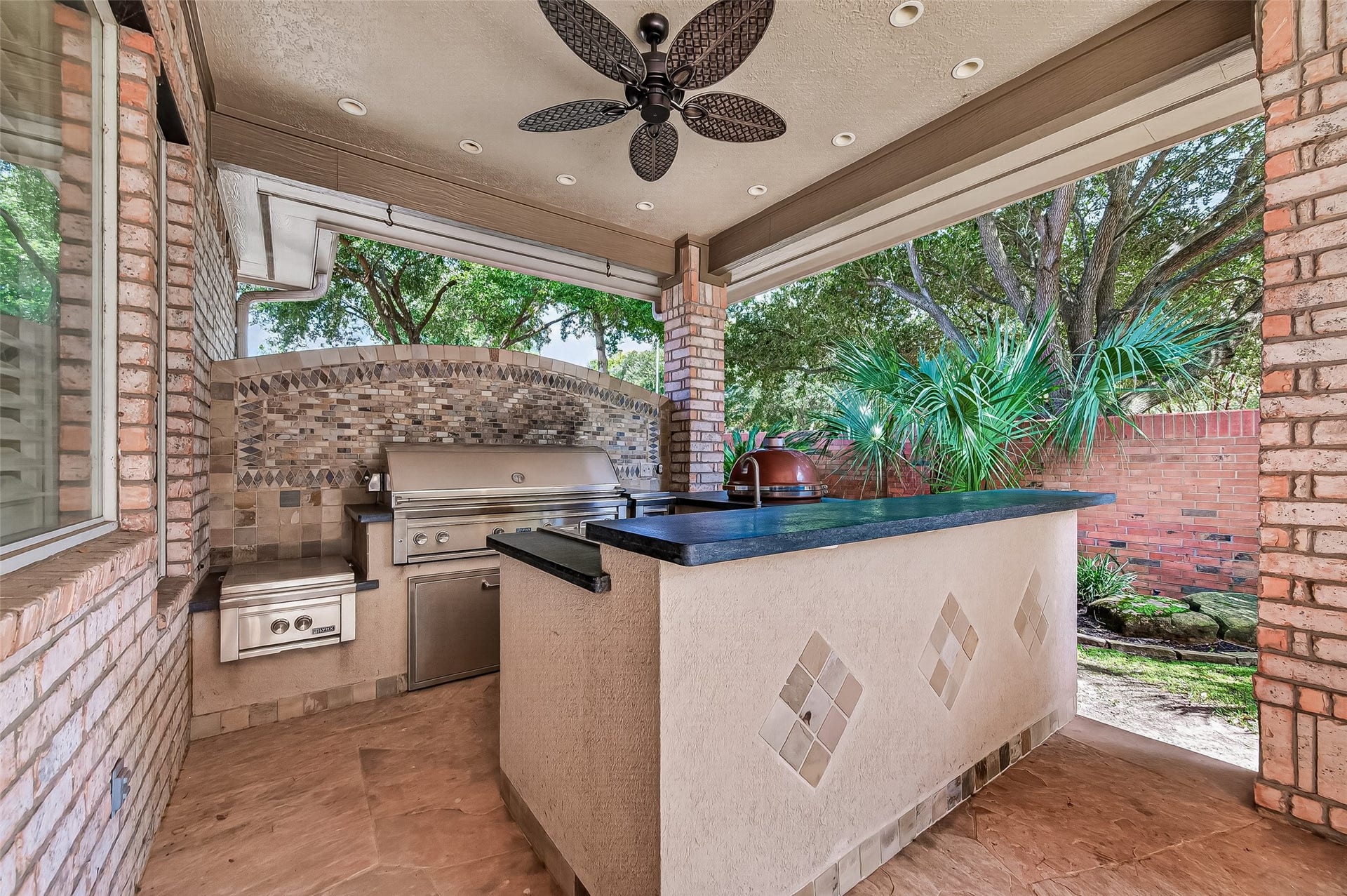 63 Harbor View Drive, Sugar Land, TX 77479 Fire up the grill and make the best of memories with your family and friends entertaining outdoor!
