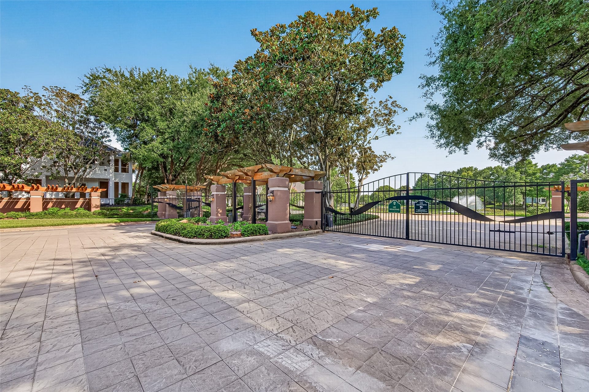 63 Harbor View Drive, Sugar Land, TX 77479 The community's curb appeal provides such an amazing sense of arrival into this neighborhood.