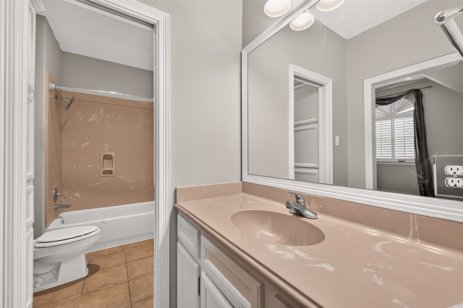 63 Harbor View Drive, Sugar Land, TX 77479 Secondary bathroom on the 2nd floor
