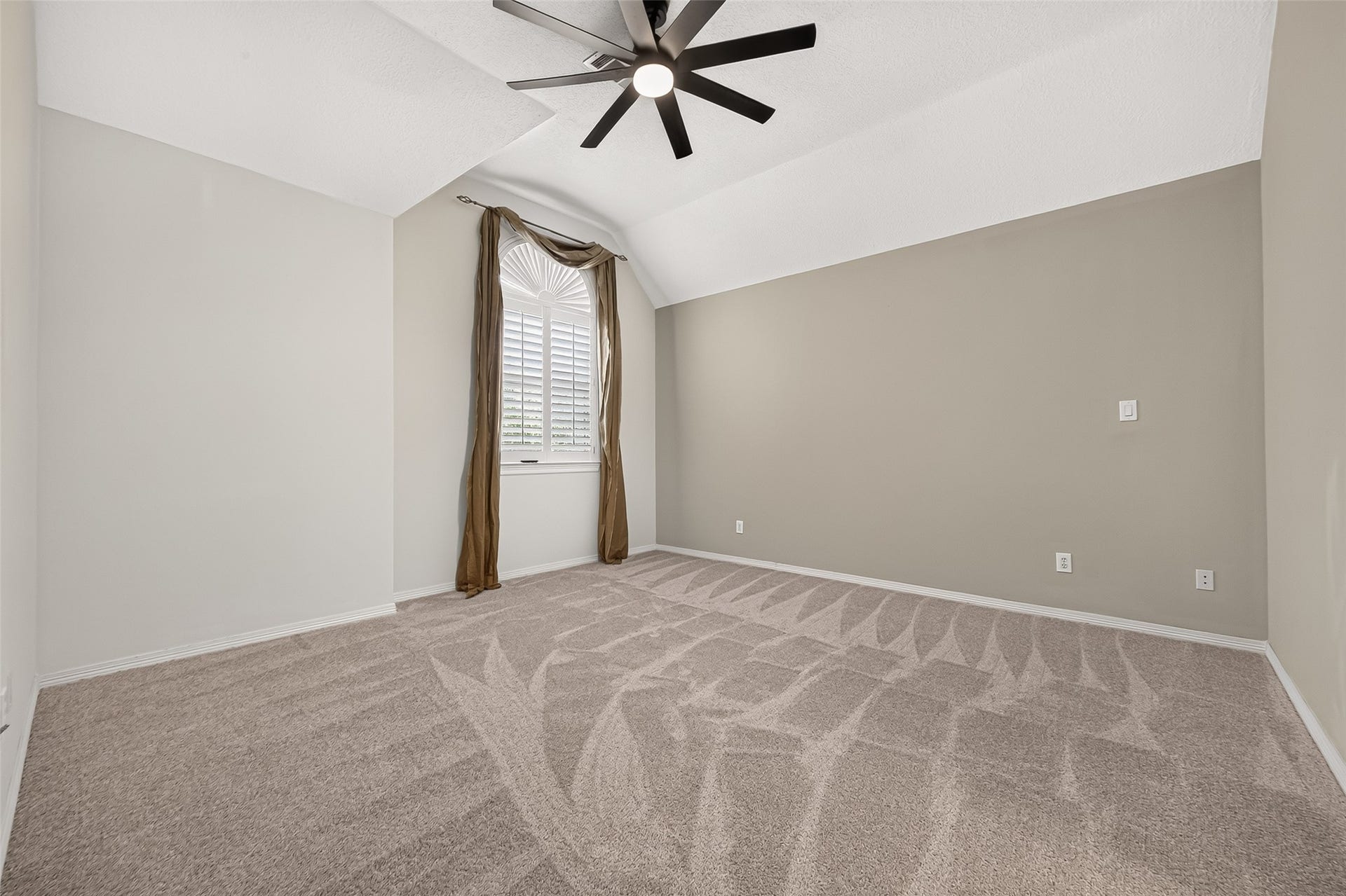63 Harbor View Drive, Sugar Land, TX 77479 Spacious secondary bedroom