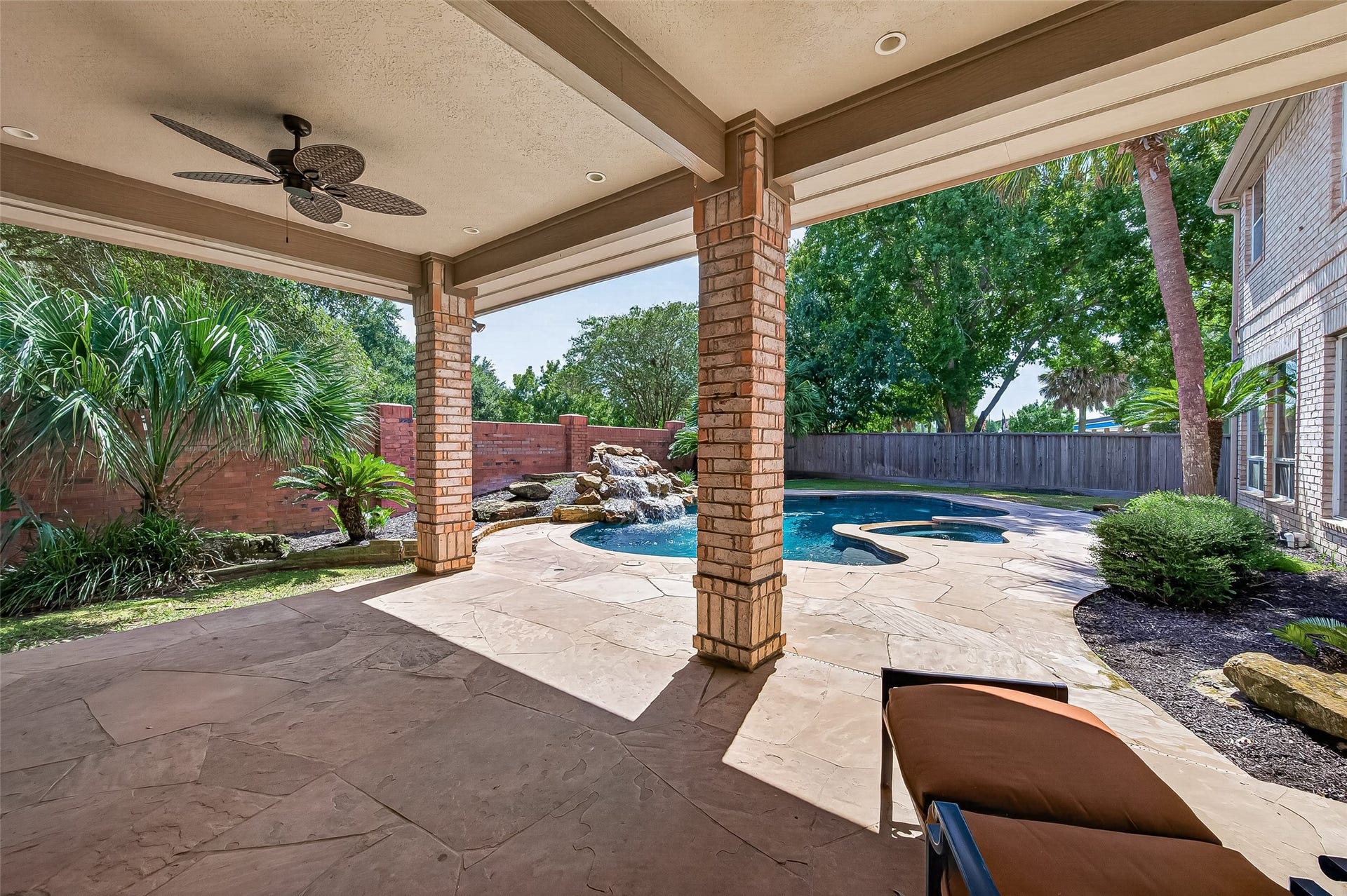 63 Harbor View Drive, Sugar Land, TX 77479 Plenty of space under the shade for you to enjoy!