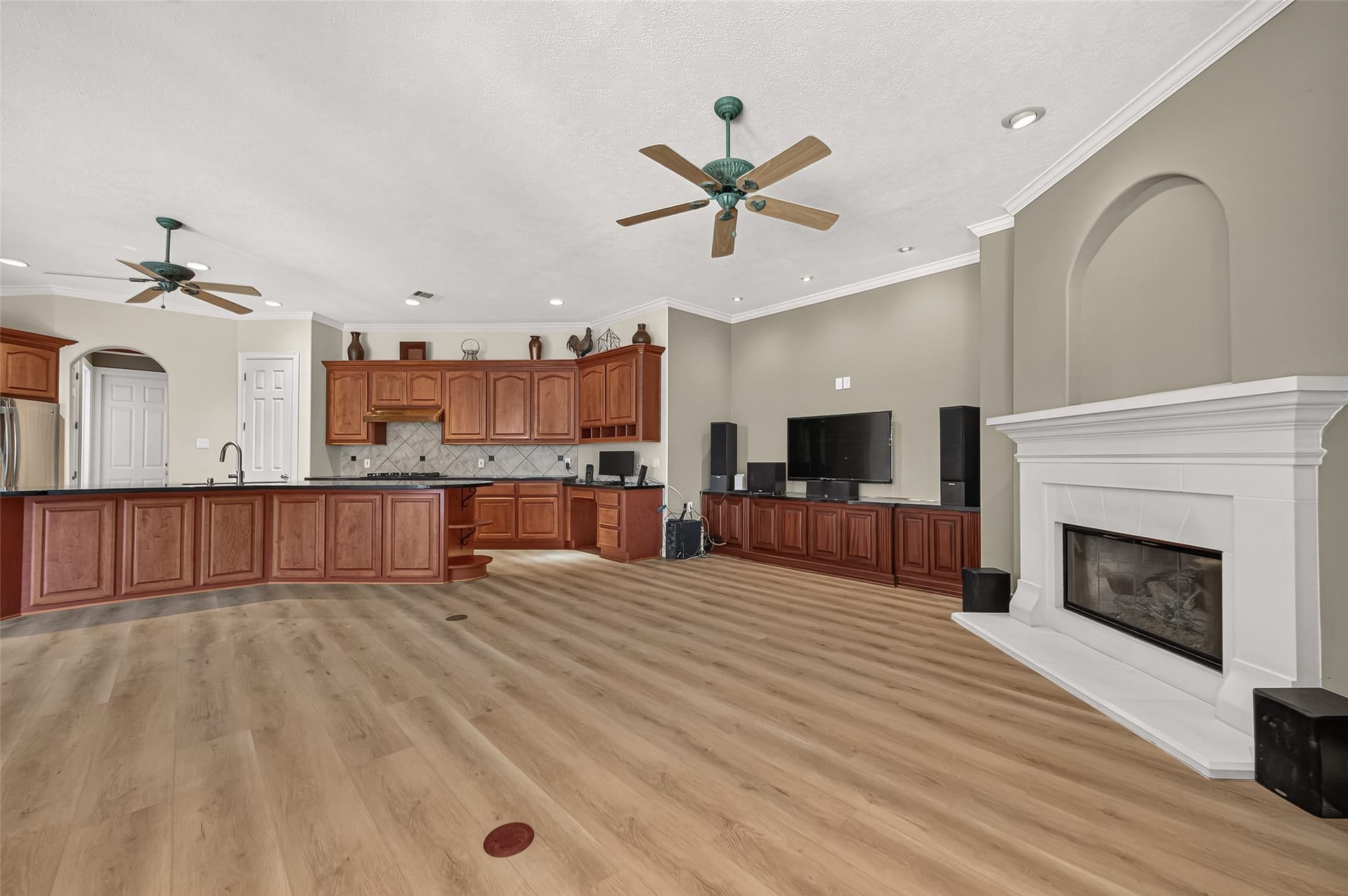 63 Harbor View Drive, Sugar Land, TX 77479 Here's another look at this wonderful living room/kitchen area. The built-in desk makes it so convenient and easy for you to manage your daily tasks or plan out menus.