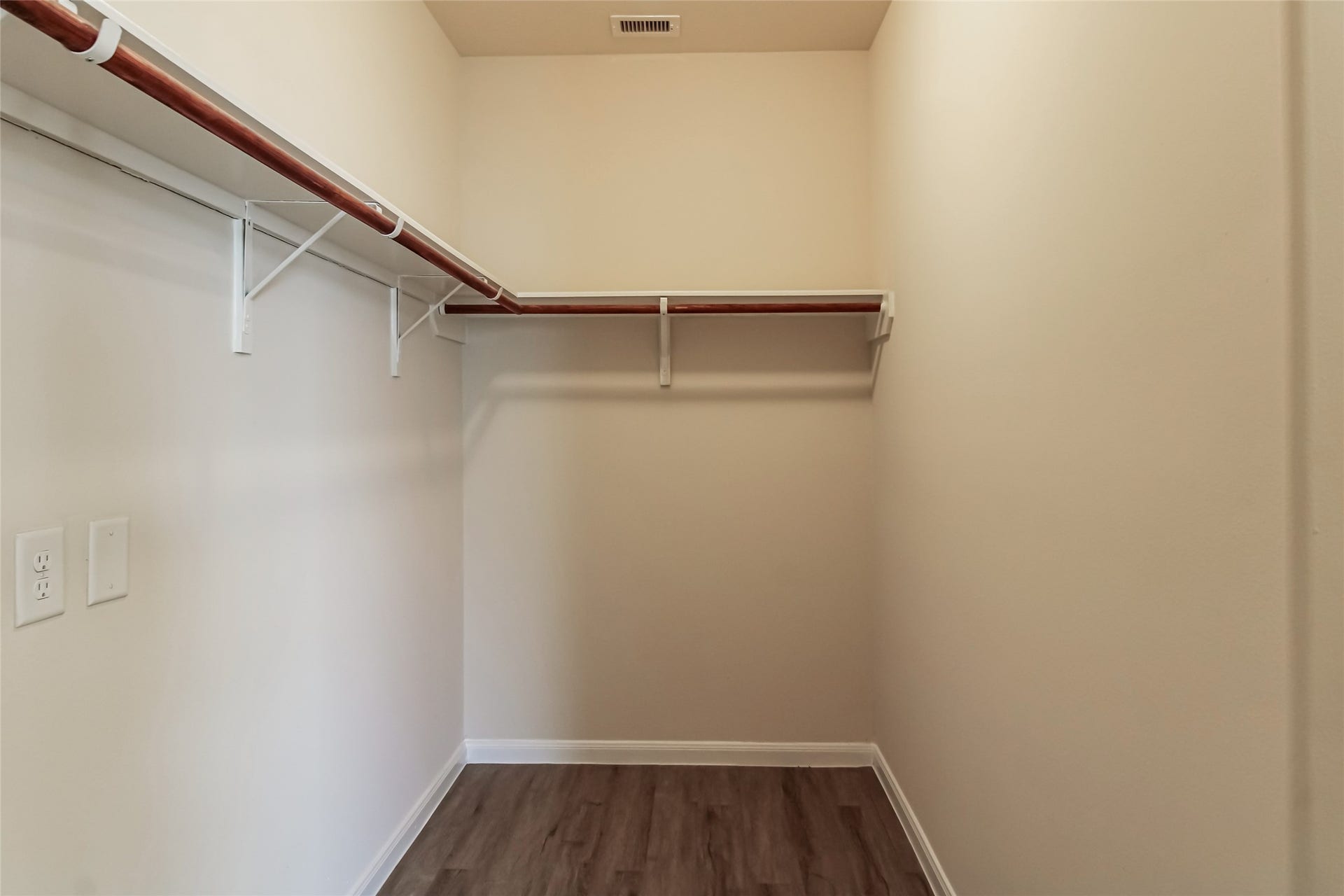 12343 Roy Mix Bohn Lane, Houston, TX 77044 Photos may be representative of the floor plan and not the exact home. Finishes, layout, and features of the actual property for lease may vary.