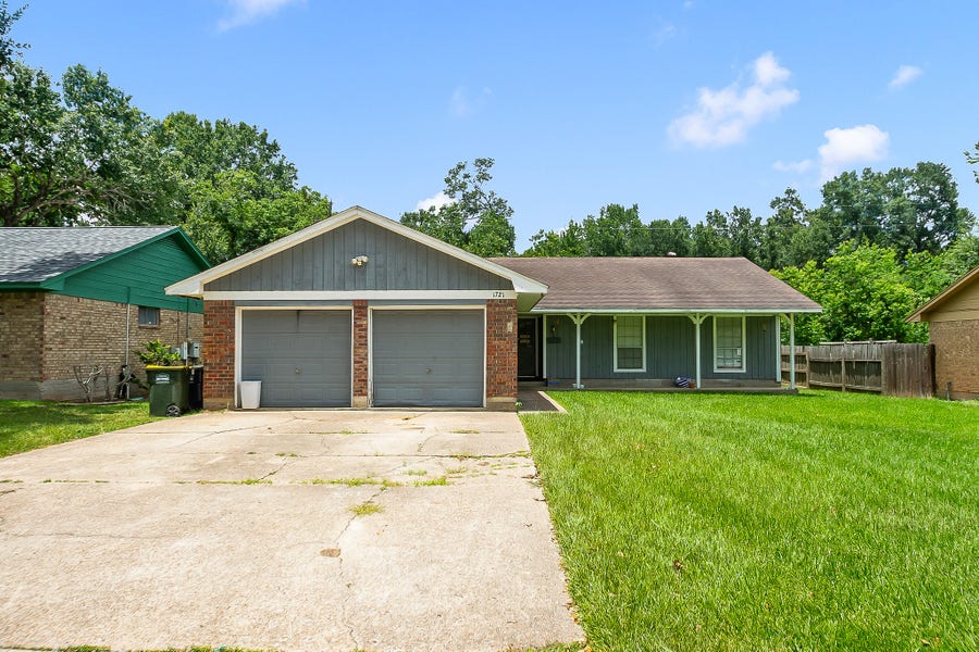 Property photo for 1721 Crest Hill Drive, Conroe, TX